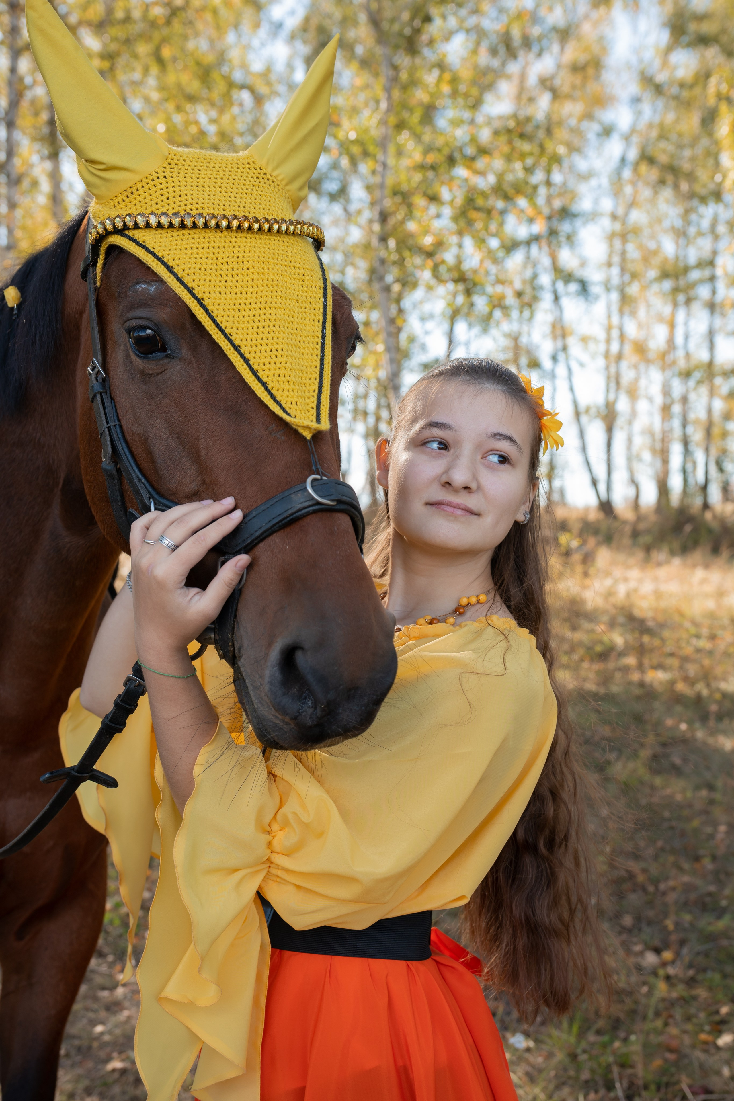 Фотосессия с лошадью в осенней берёзовой роще под Липецком от фотографа Евгения Сафронова. Женский портрет.