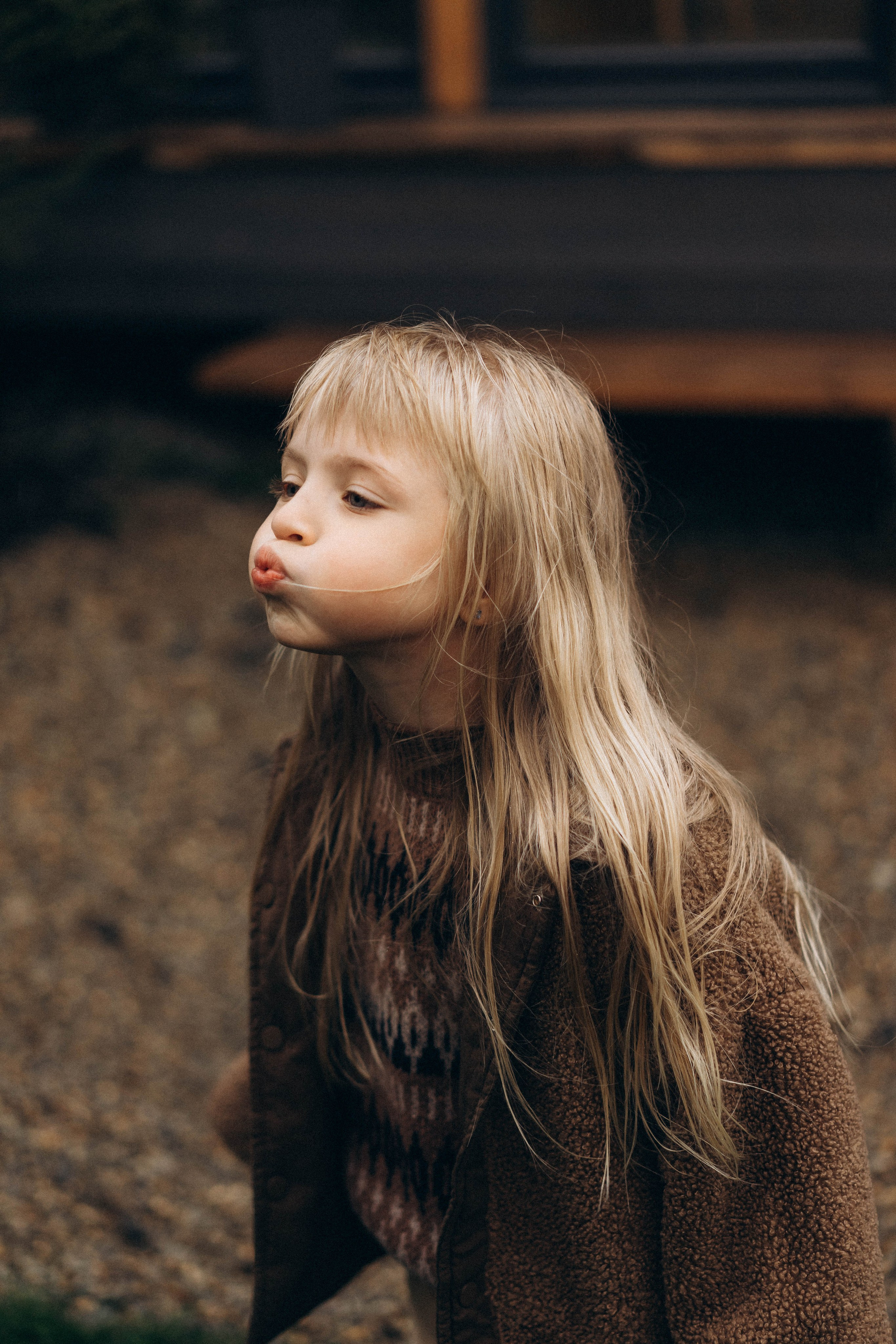 Фотосессия у дома во дворе мама и дочка. Фотограф Екатеринбург Кокшарова Александра