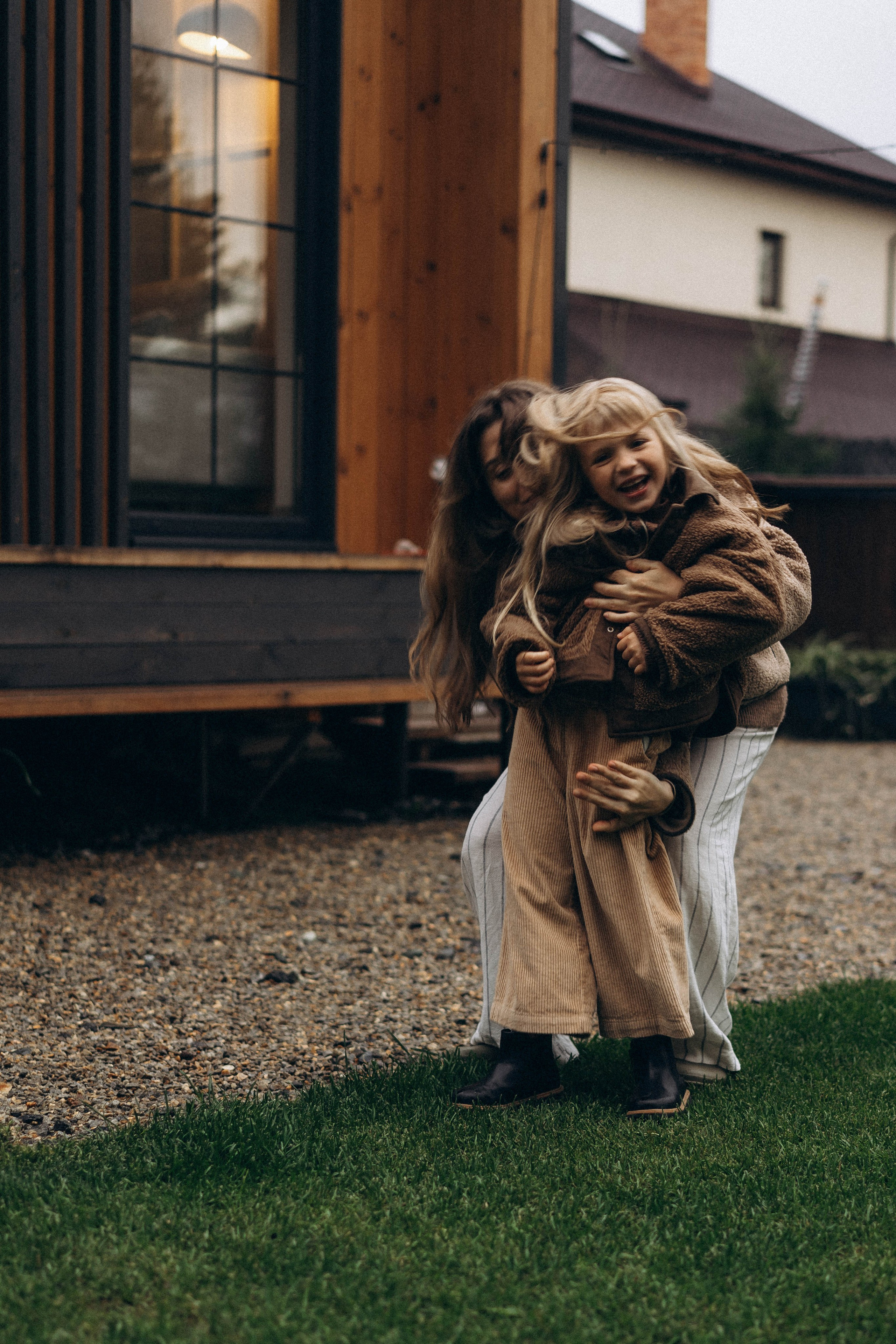 Фотосессия у дома во дворе мама и дочка. Фотограф Екатеринбург Кокшарова Александра