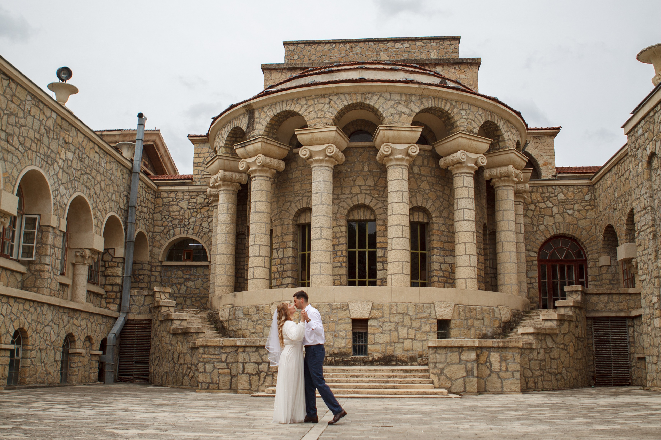 Свадебная фото прогулка пары в центре Ессентуков. Фотограф Ставрополь Пятигорск Елизавета Дарина
