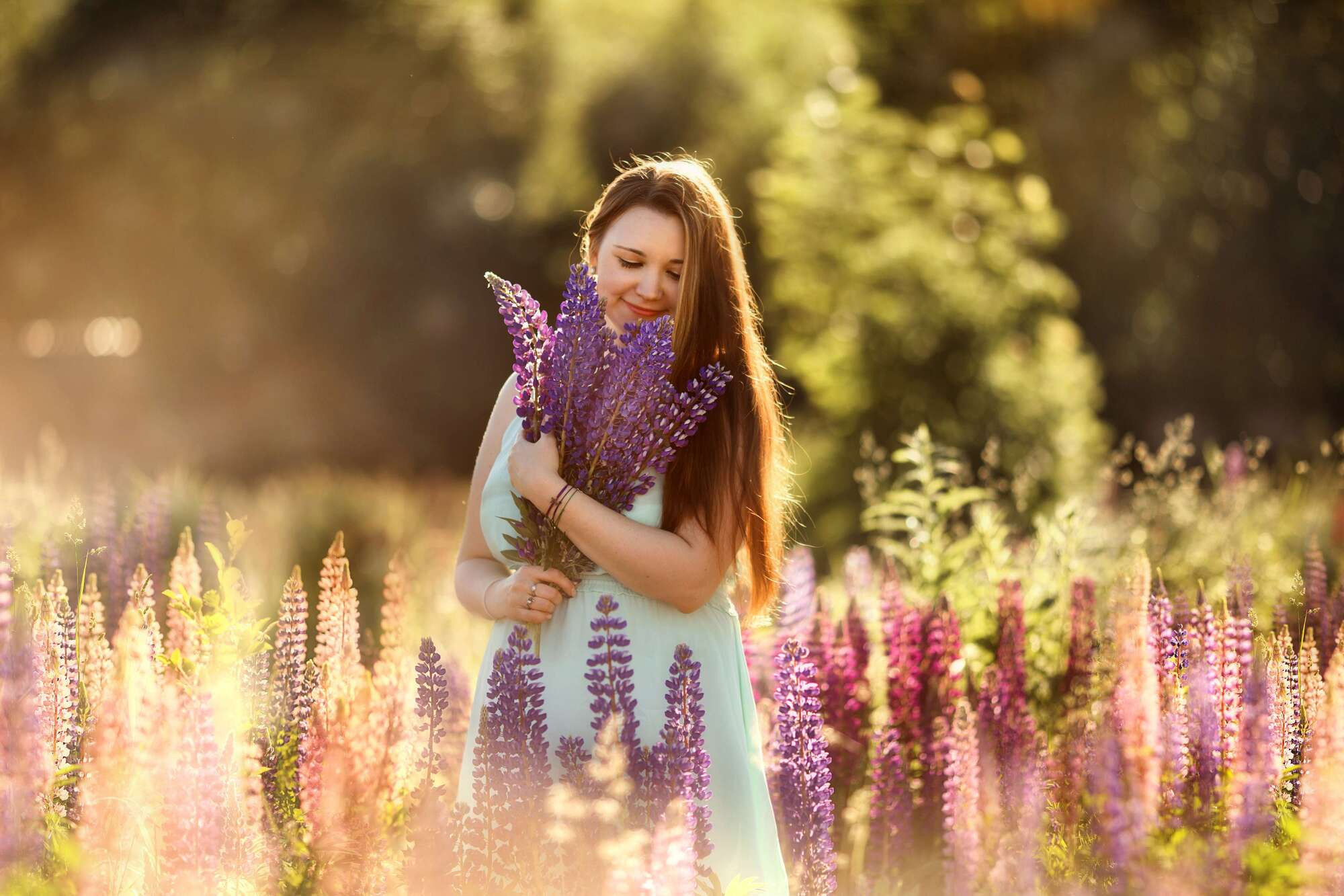 Ветер в волосах (съемка в люпинах). Фотограф СПб Юлия Ерошевская, предметный фотограф