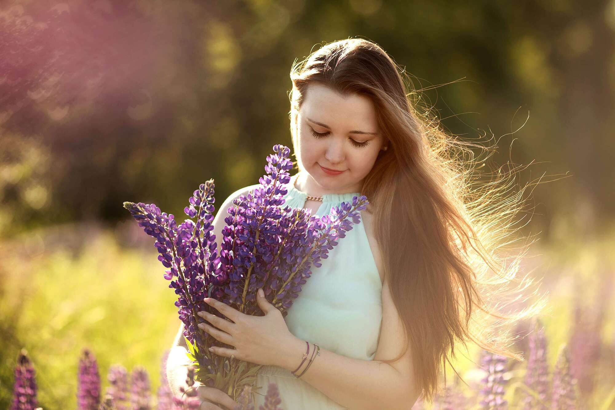 Ветер в волосах (съемка в люпинах). Фотограф СПб Юлия Ерошевская, предметный фотограф