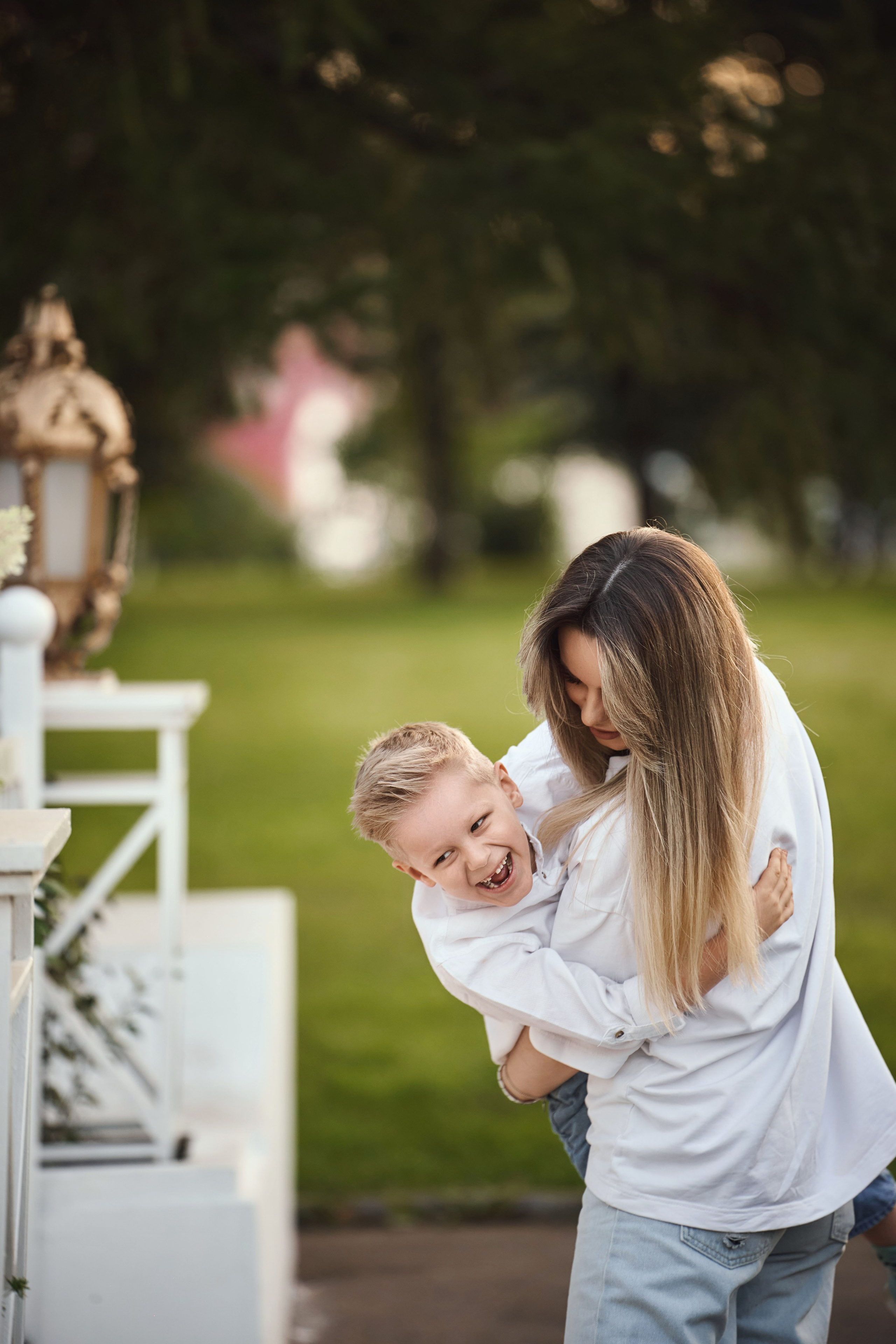 мама кузючит сына держа на руках