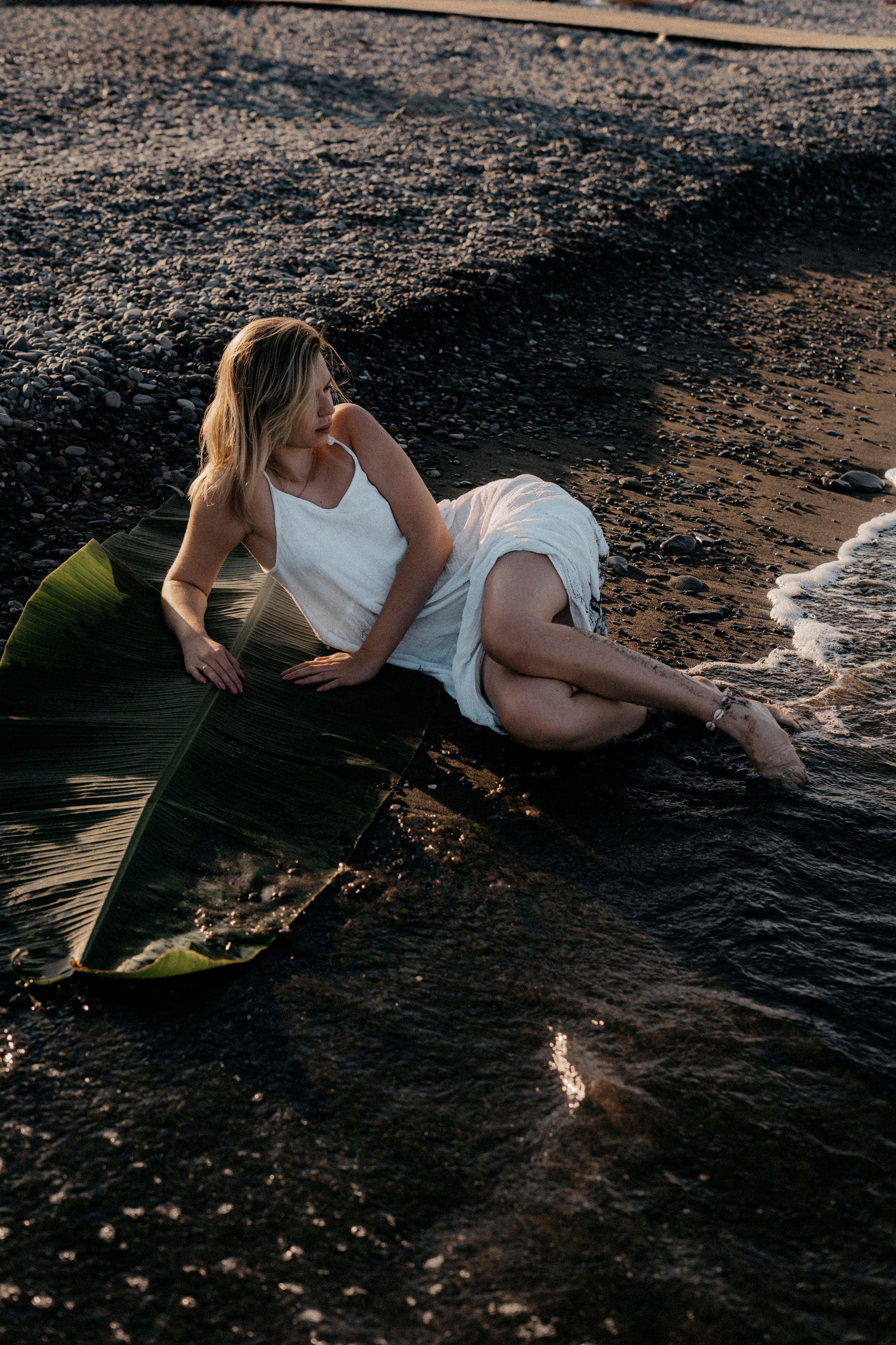 Красивая модель лежит на песке