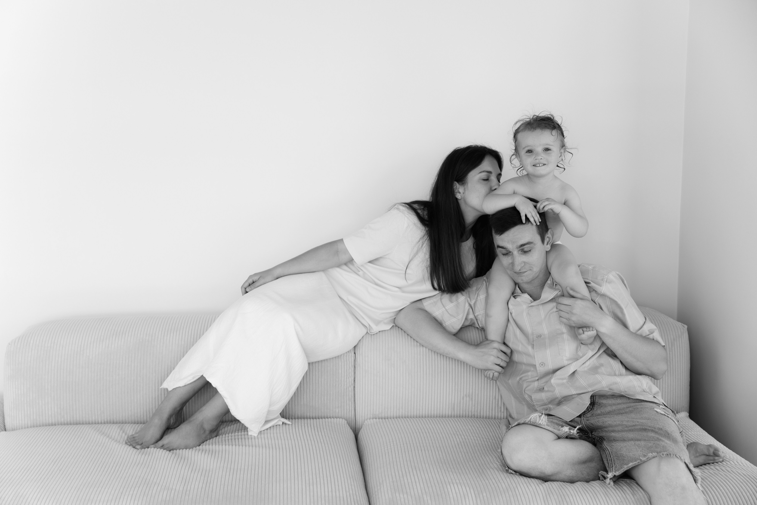 Домашняя съемка красивой семьи в солнечной квартире. Фотограф новорожденных, детский фотограф  Москва.Семейная съемка Москва. Семенова Анна
