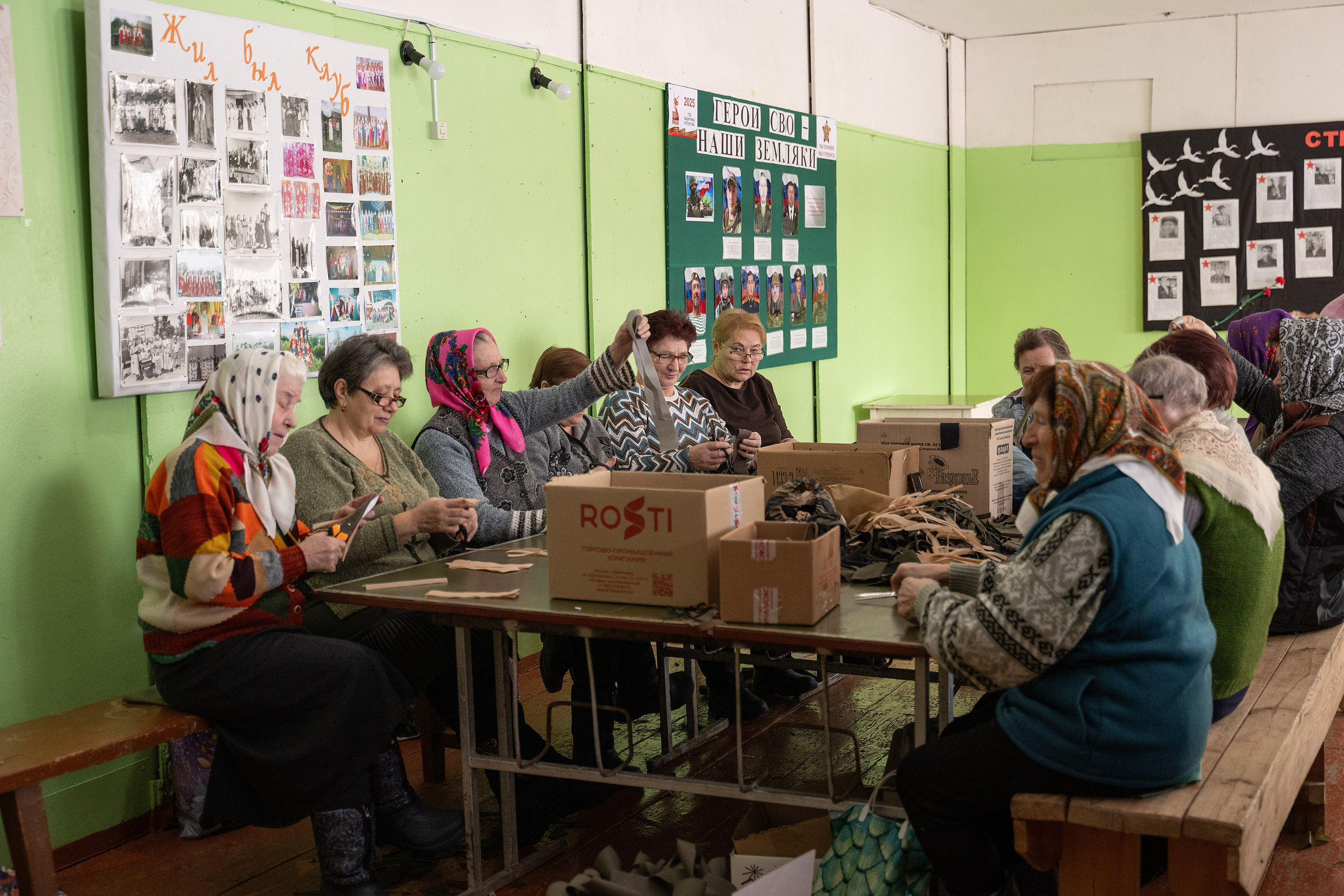Современные труженницы тыла-женщины в плетут маскировочные сети. Главная