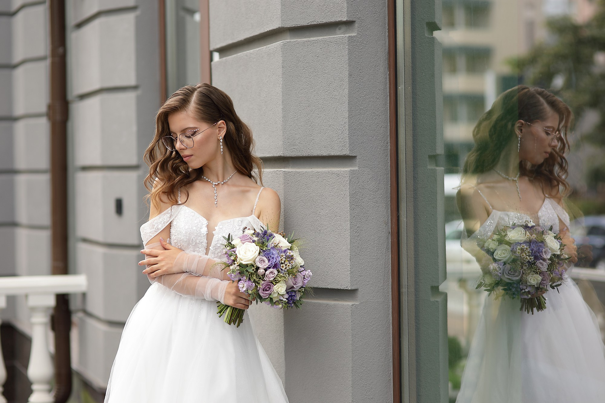 фотосессия жениха и невесты в центре Екатеринбурга возле здания на улице Горького