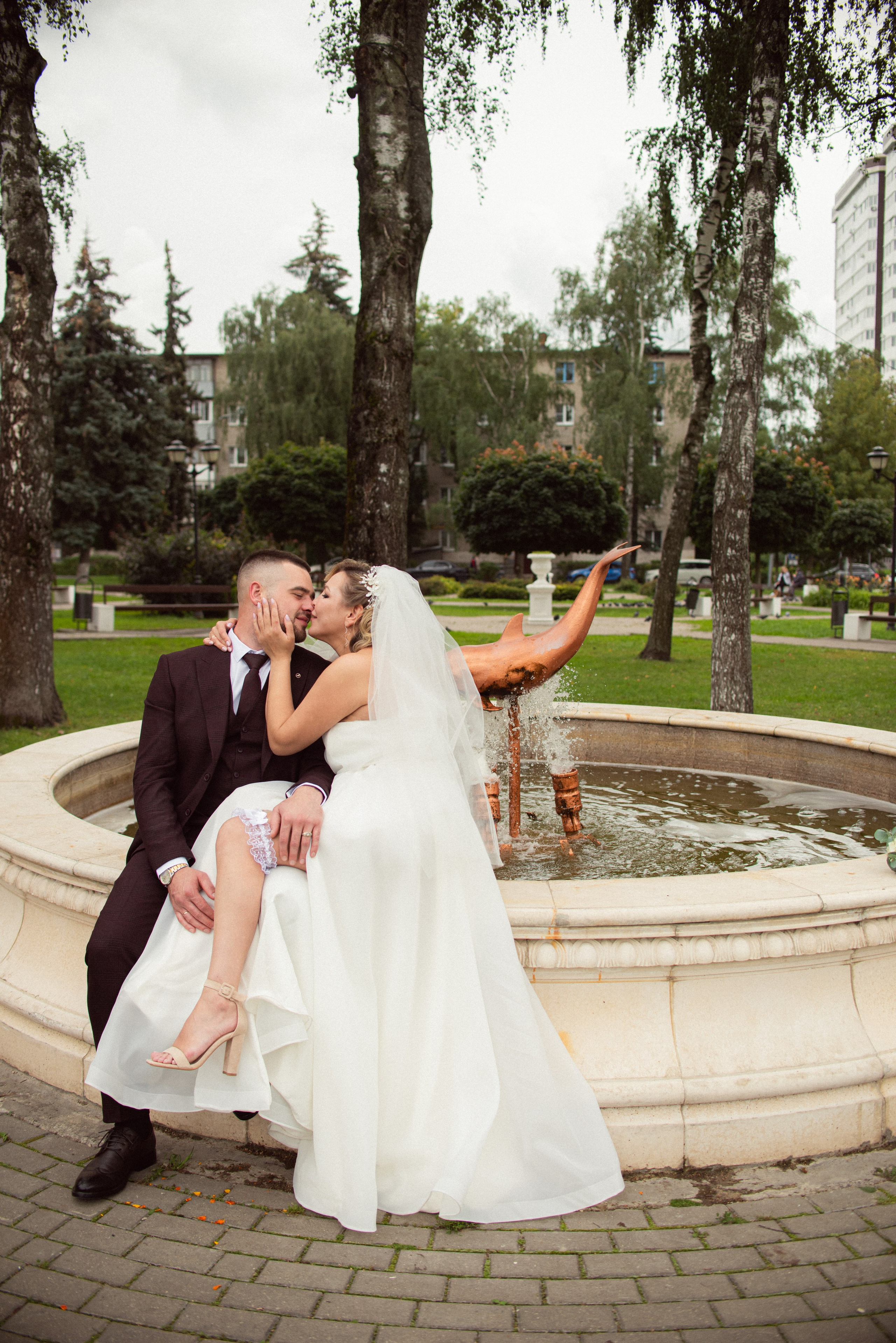 Динамичная фотосессия в центре Старой Купавны, жених и невеста у фонтана, фотограф Алёна Макеева.