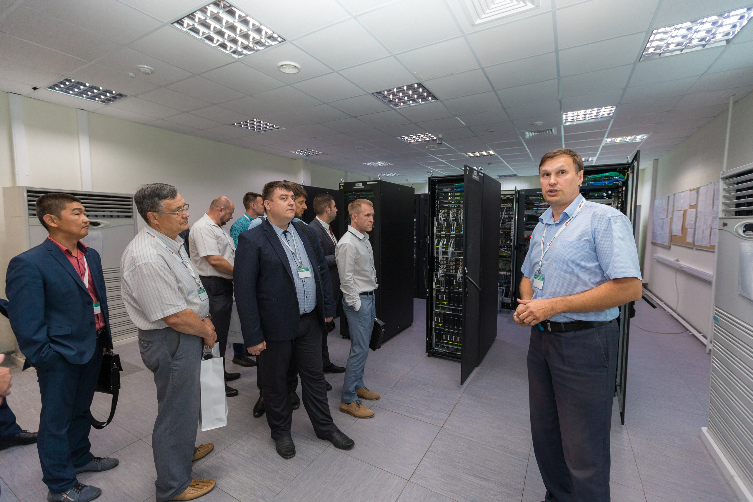 Участники осматривают техническую площадку центра, репортажная съёмка Санкт-Петербург