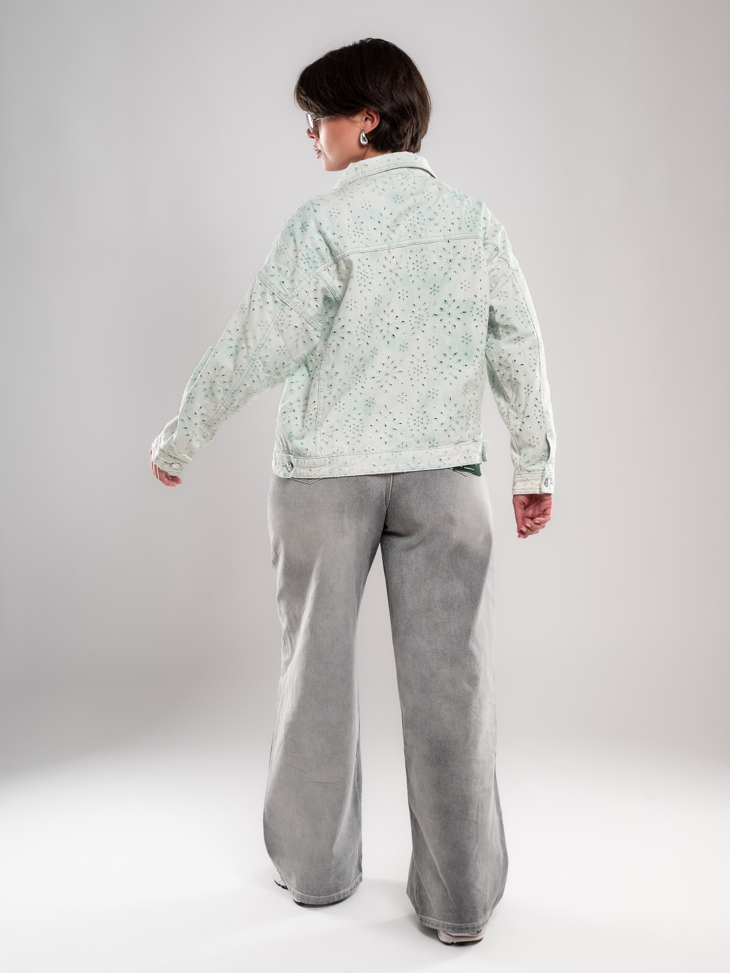 Джинсовые куртки на 2х моделях. Предметный фотограф, фото для маркетплейсов Пятигорск, КМВ