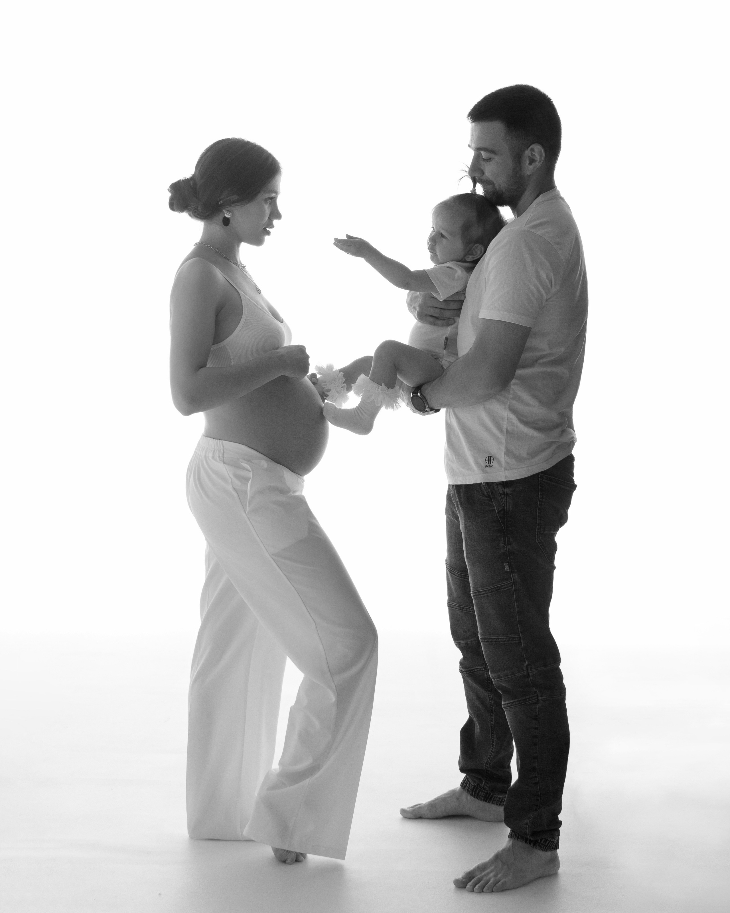 Совместная фотосессия беременности, беременная девушка с супругом. Фотограф беременности в Тюмени Любовь Докучаева