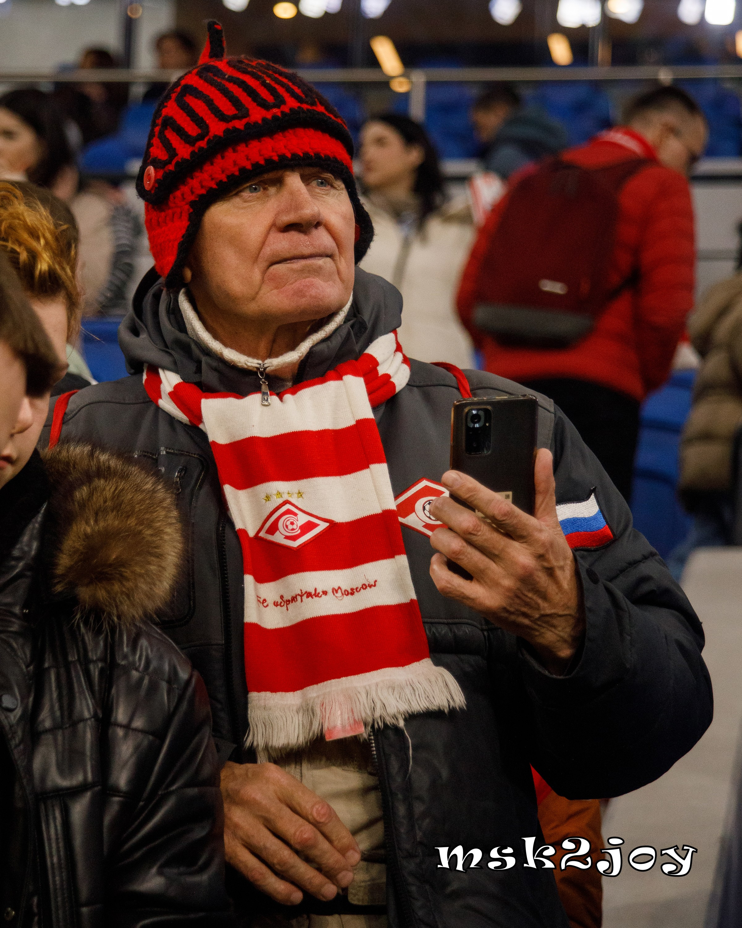 Болельщик футбольного клуба Спартак Москва на трибуне. Фотограф - Михаил Тоцкий.
