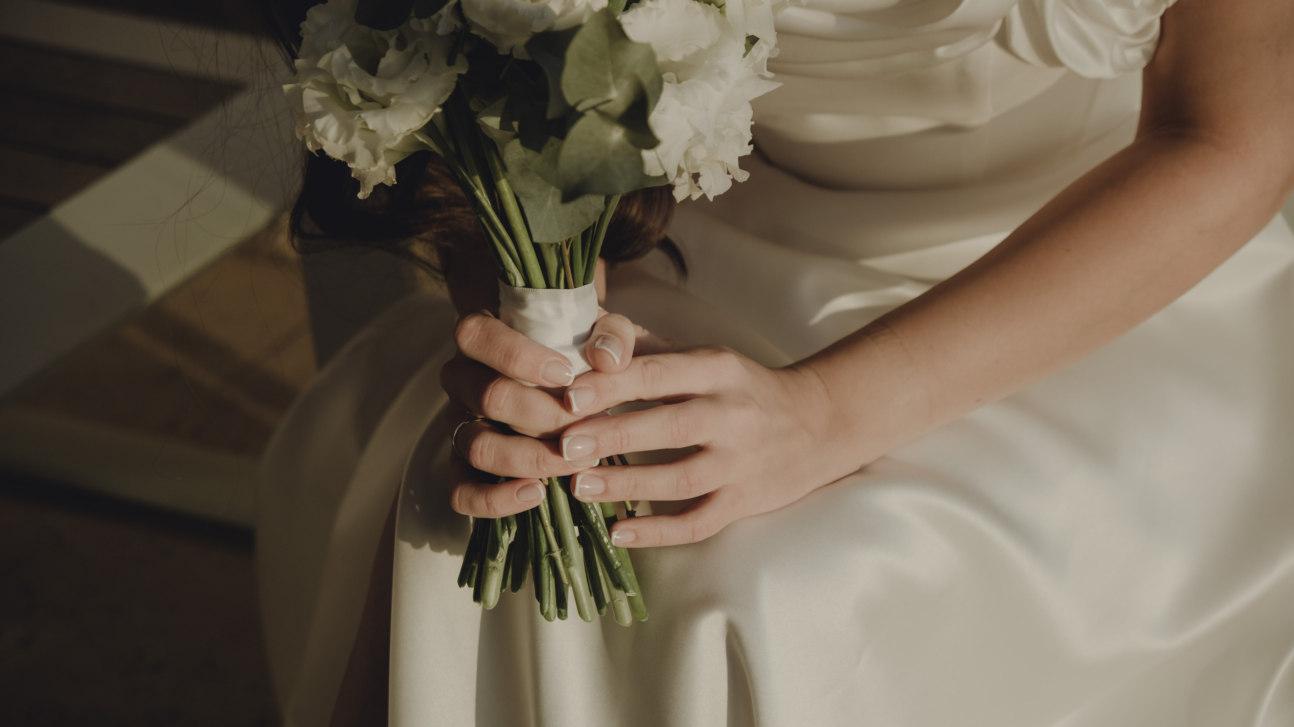 Свадебный портрет невесты на фоне заката в Анапе: нежный образ и яркие цвета