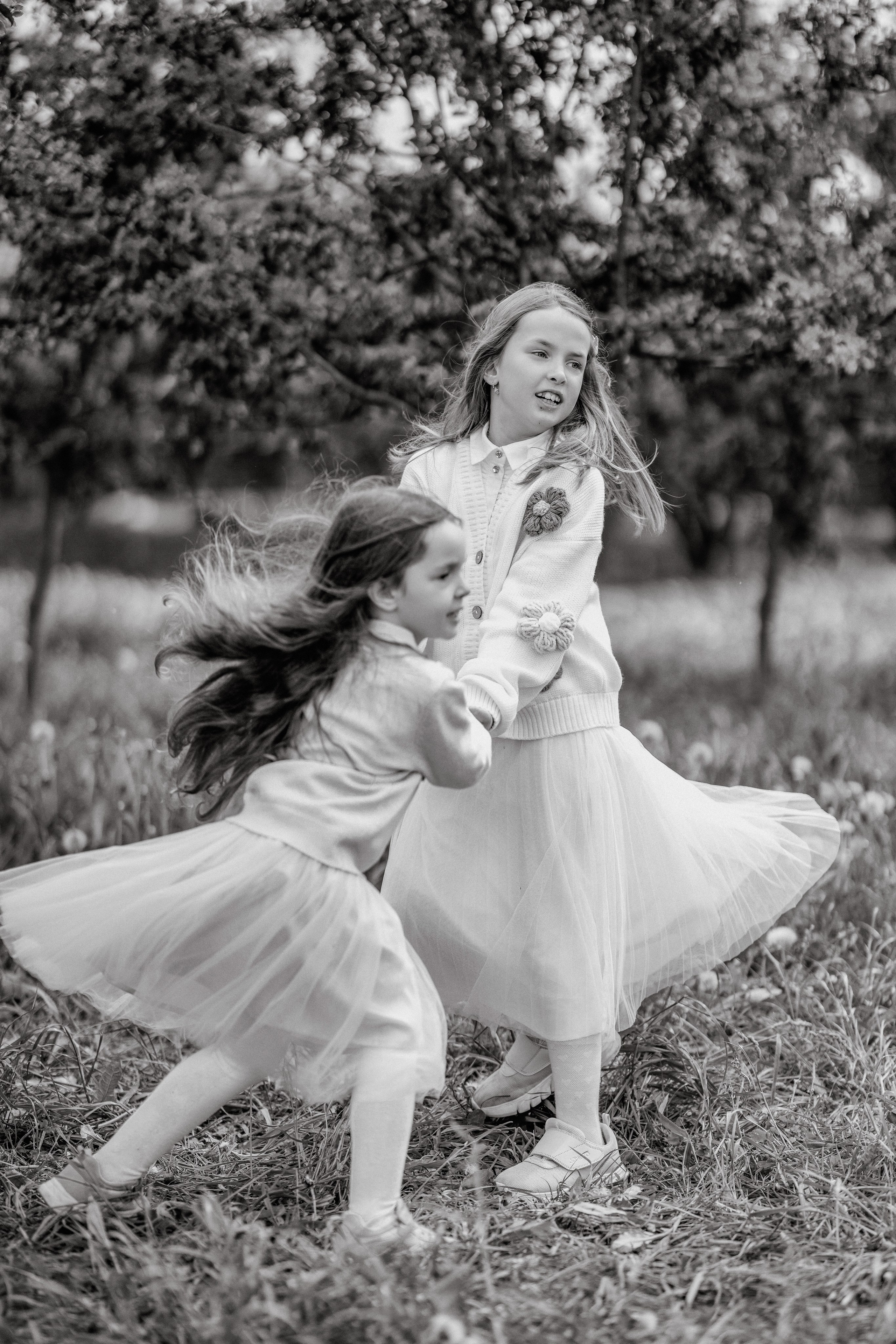 Ксения, Кирилл и Кристина в цветущем саду. Семейный и портретный фотограф в Санкт-Петербурге Татьяна Гримоть