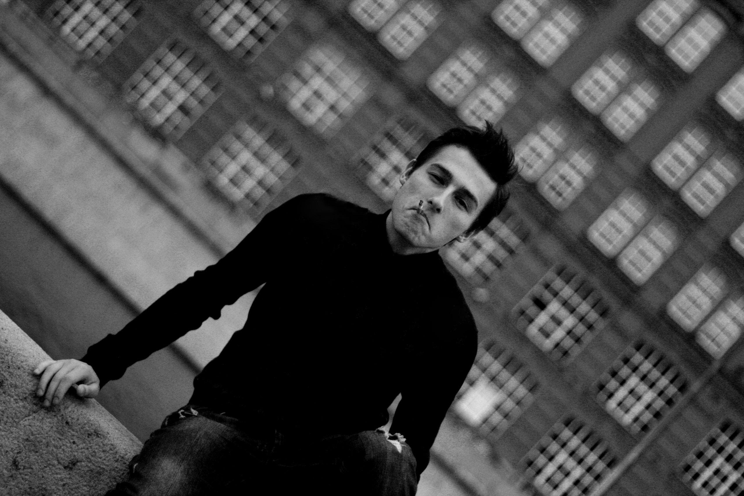 чб фото, чб кадры, фото на фоне здания