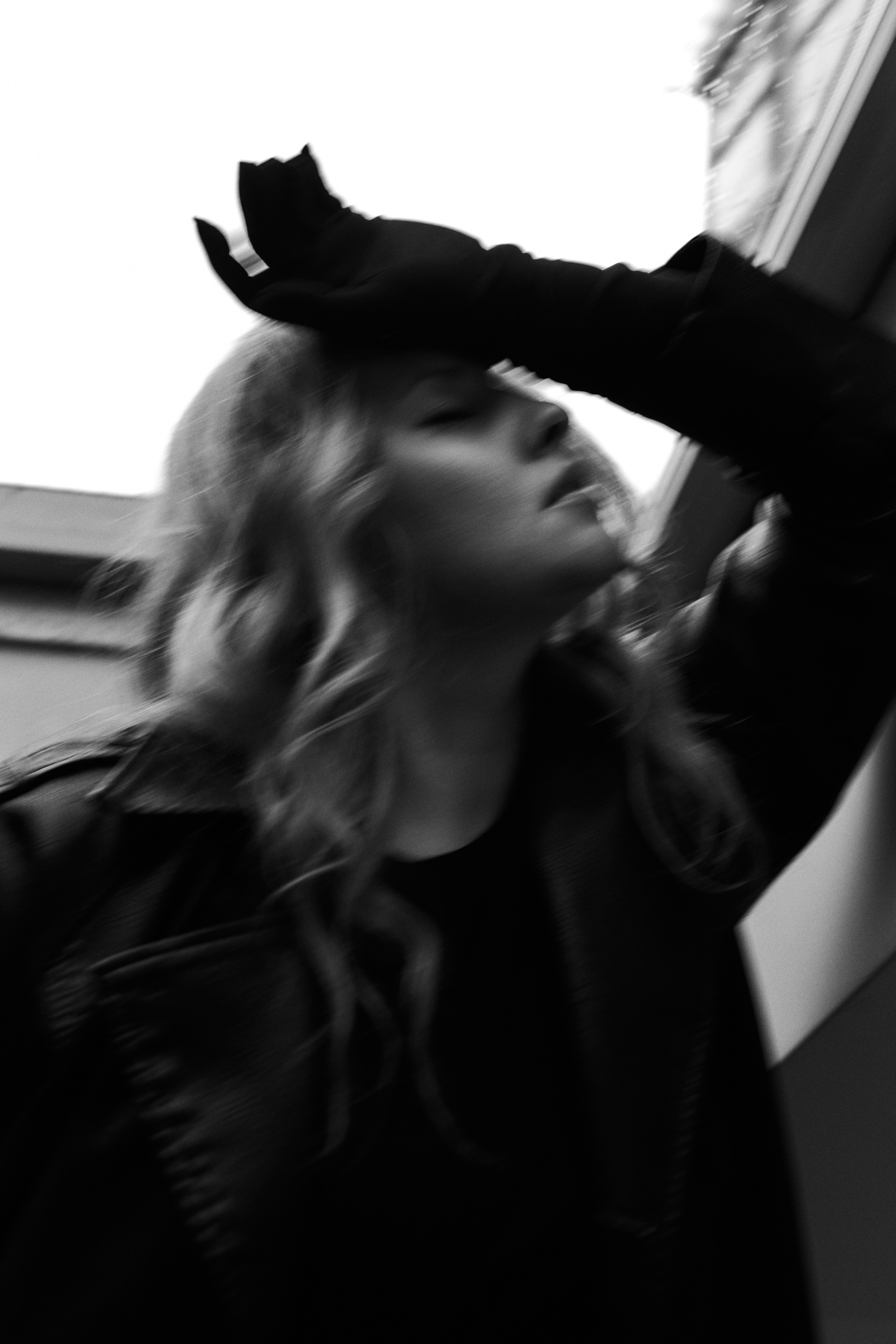 стильная фотосессия в студии как из pinterest, фотосессия в кожаном плаще,  портретный фотограф в Москве