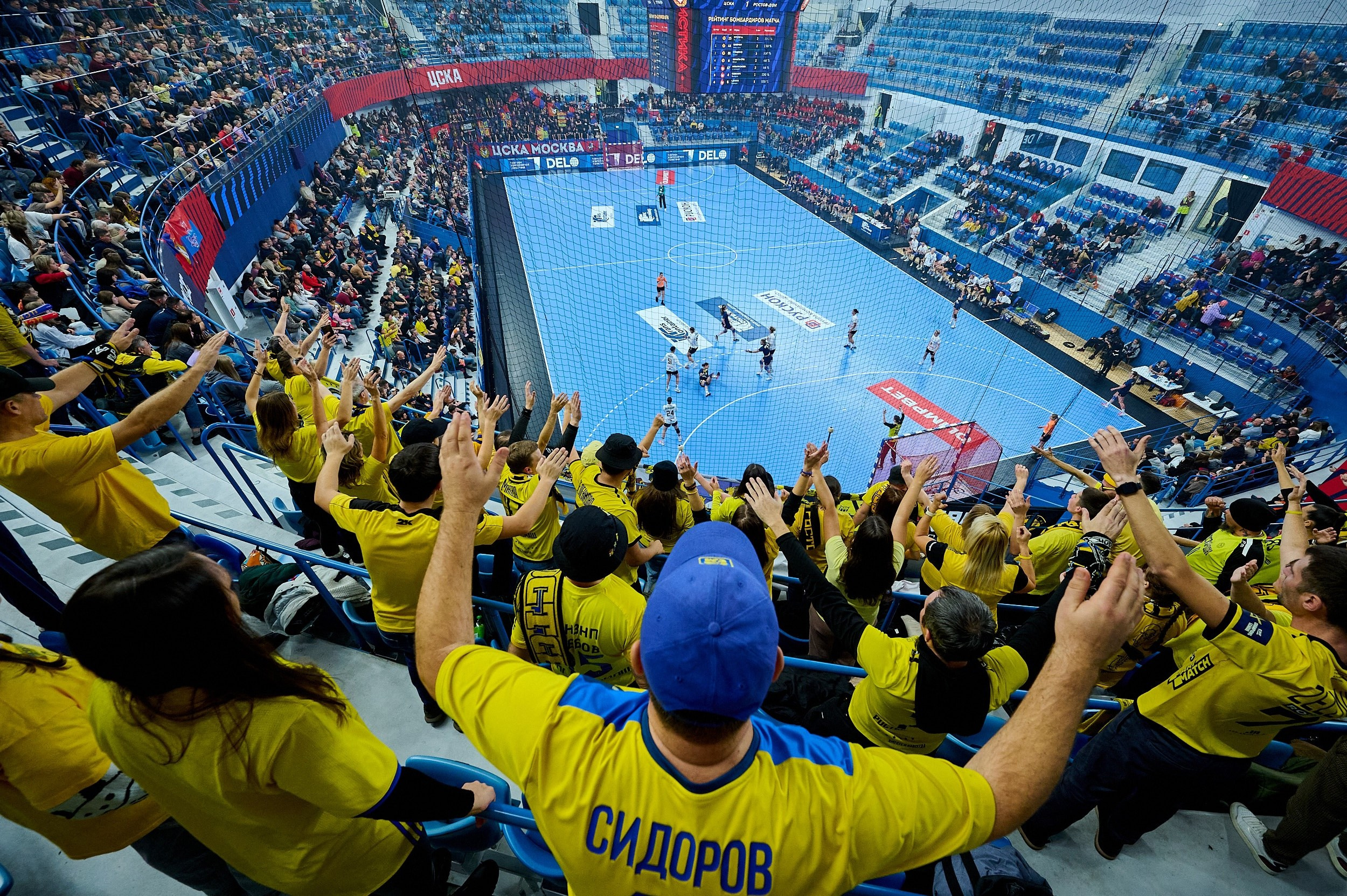 Общий план площадки и трибун во время спортивной съемки гандбольного матча в Москве