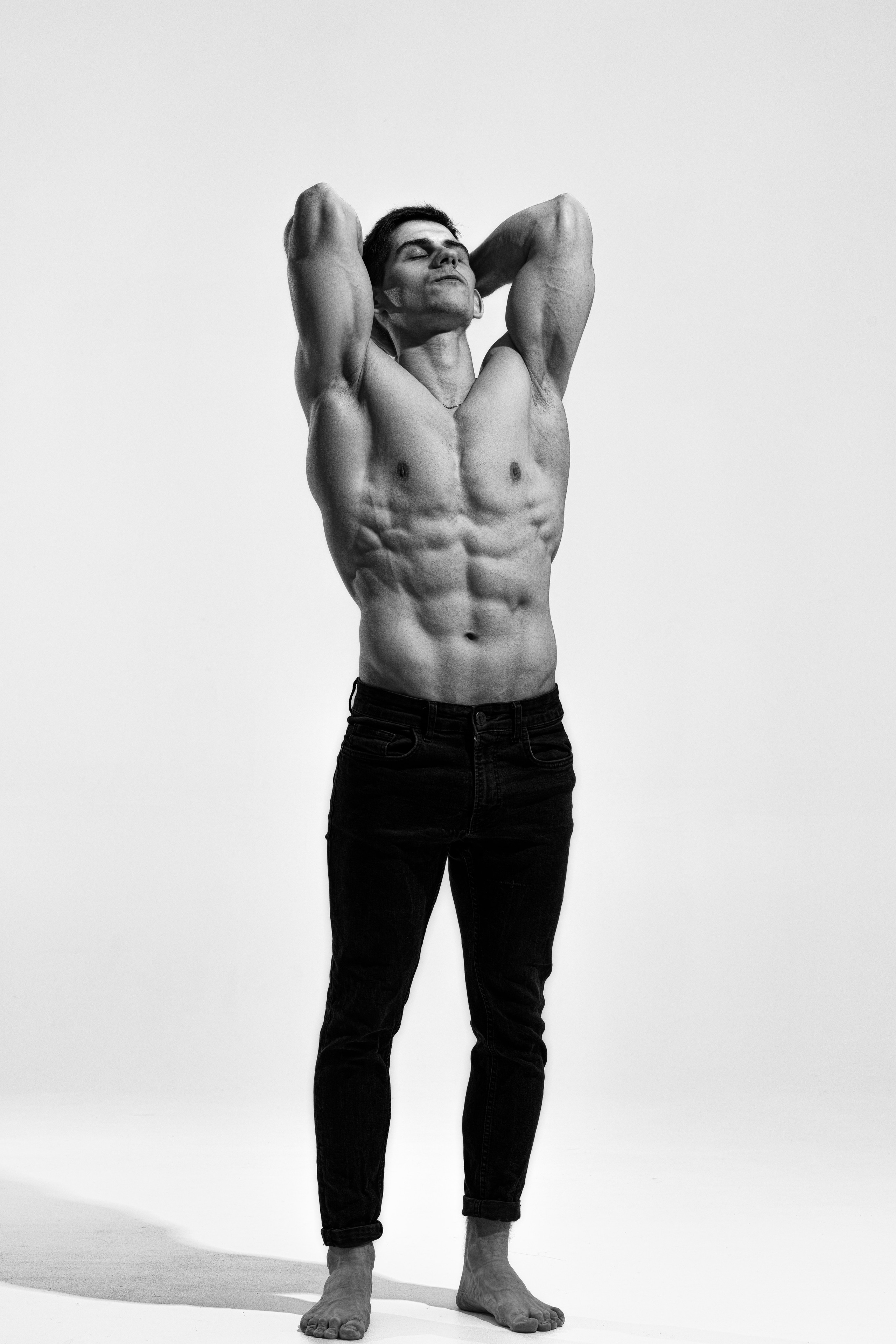 Съемка с Владом на циклораме с импульсным светом для себя и контента. Дмитрий Шульгин, портретный фотограф в Воронеже