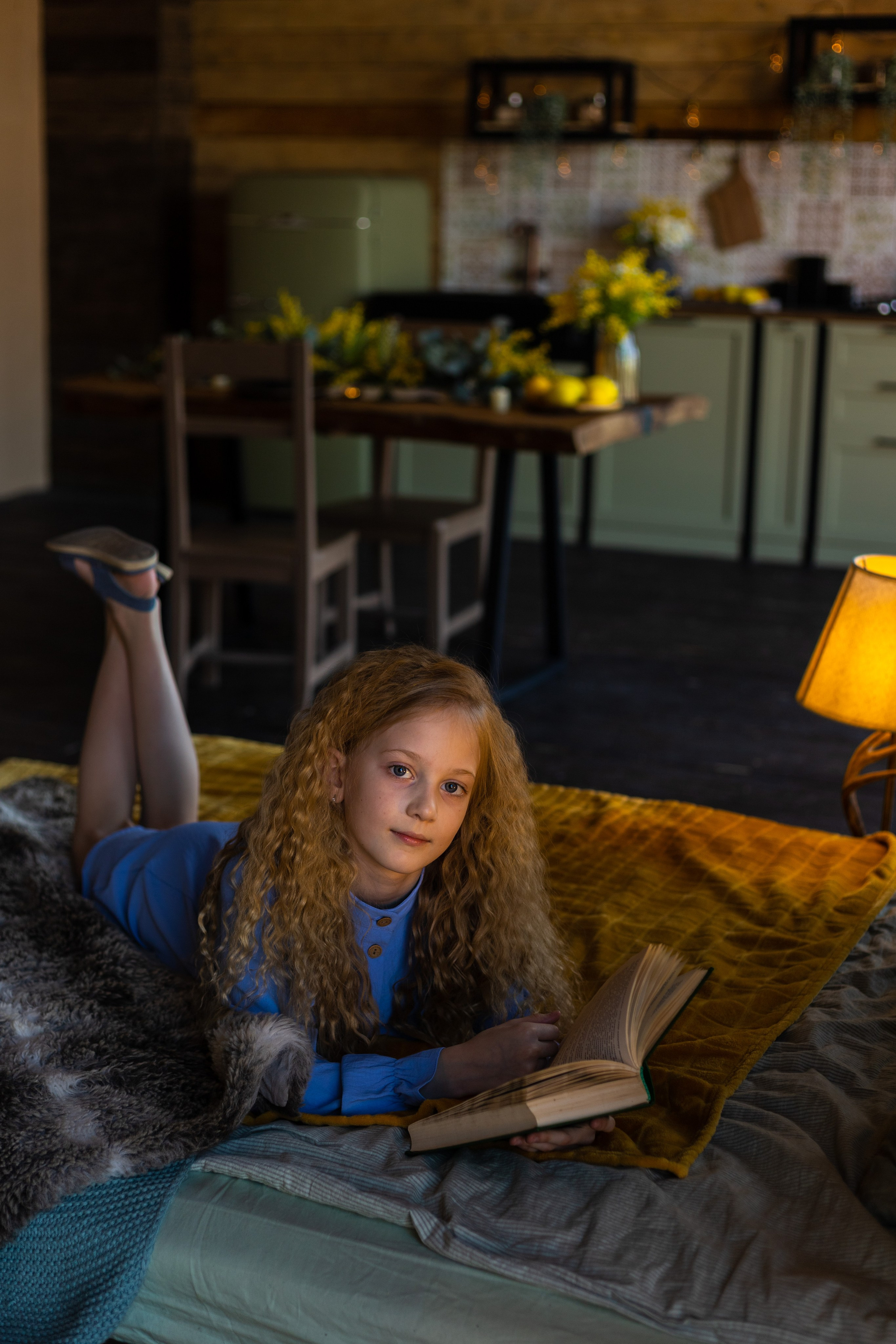 Алиса с сестренкой. Детская фотосессия в студии с мимозой. Семейный и детский фотограф в Санкт-Петербурге Павлова Елена