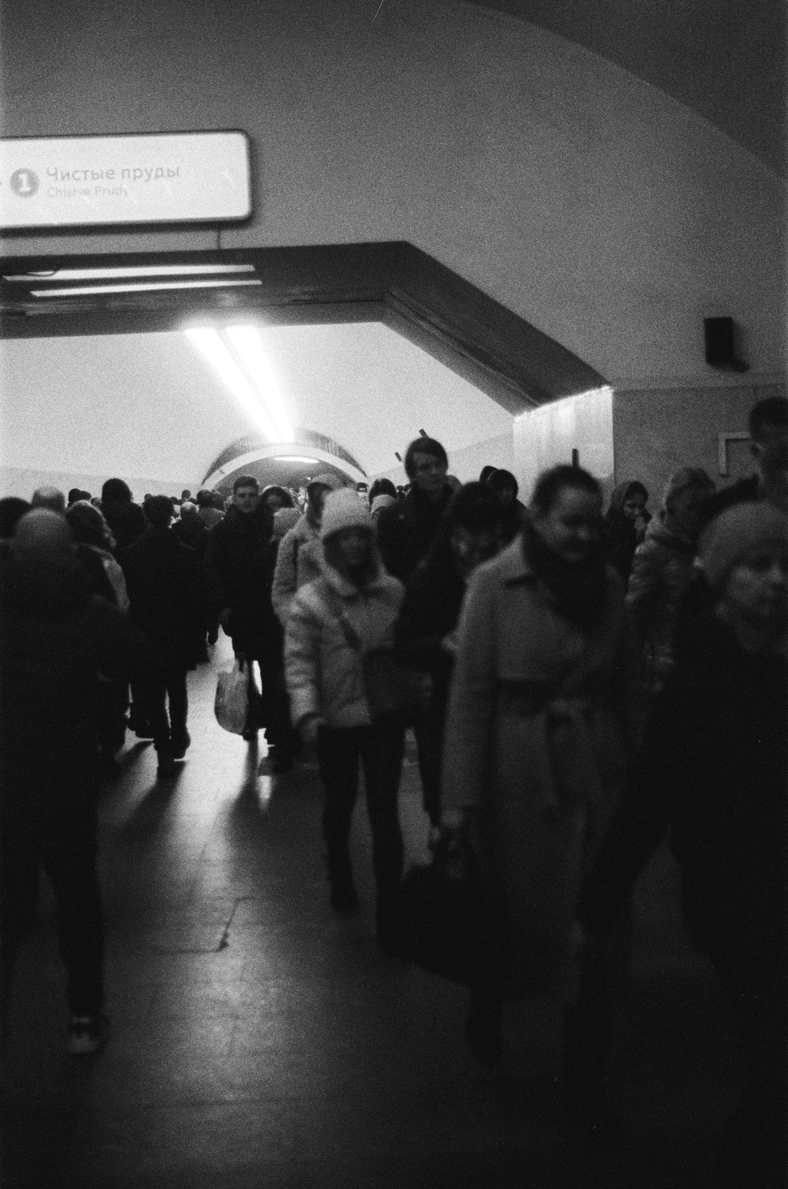 Фотосерия «Час пик»: динамика городской суеты в моменты транспортного и человеческого потока, игра света, тени и контраста в хронике городского движения. Фотограф: Ожерельев Лев