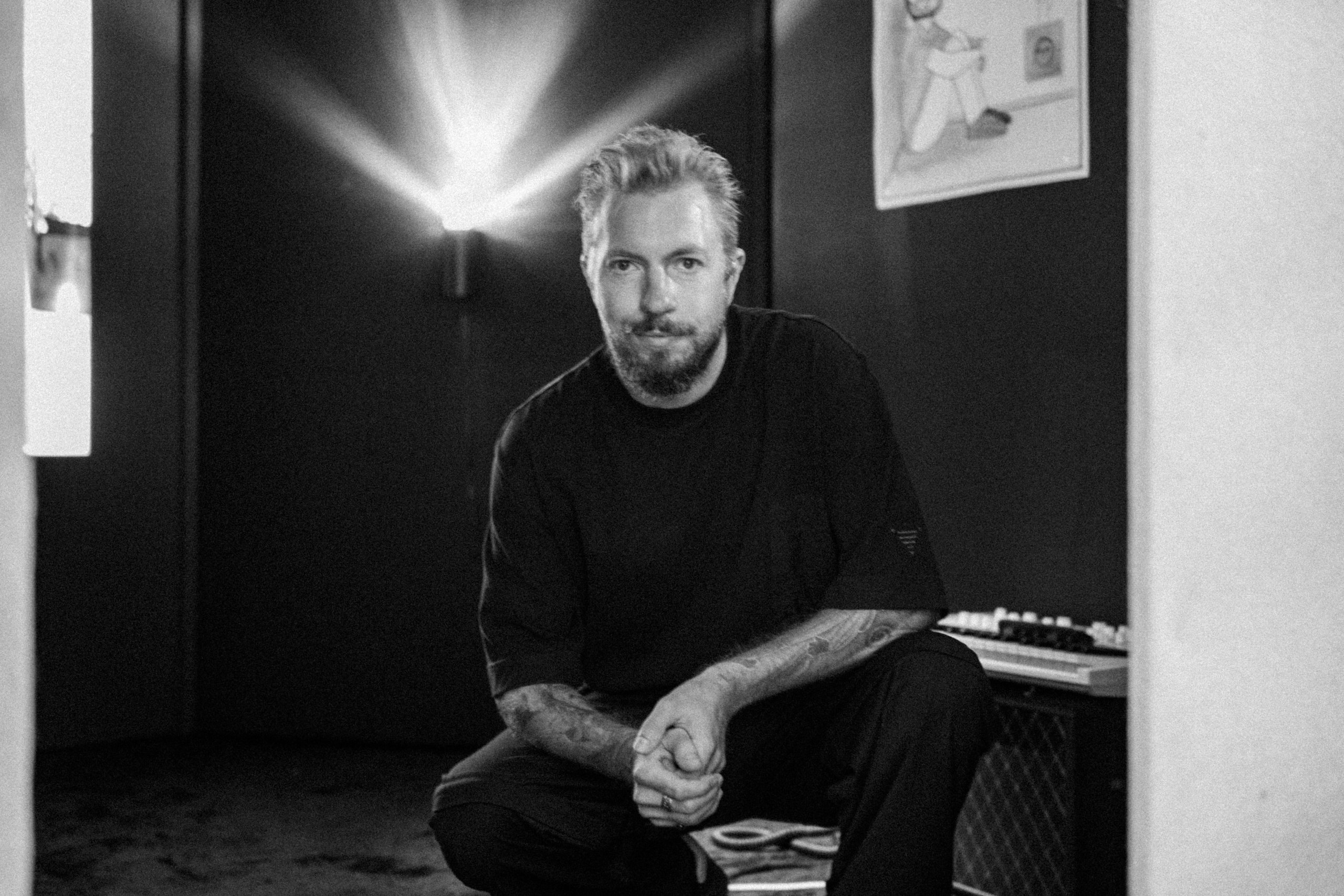 Портрет художника в жанре авторской портретной фотографии: эмоциональный и документальный подход к образу, подчёркивающий индивидуальность и творческое начало. Фотограф: Ожерельев Лев