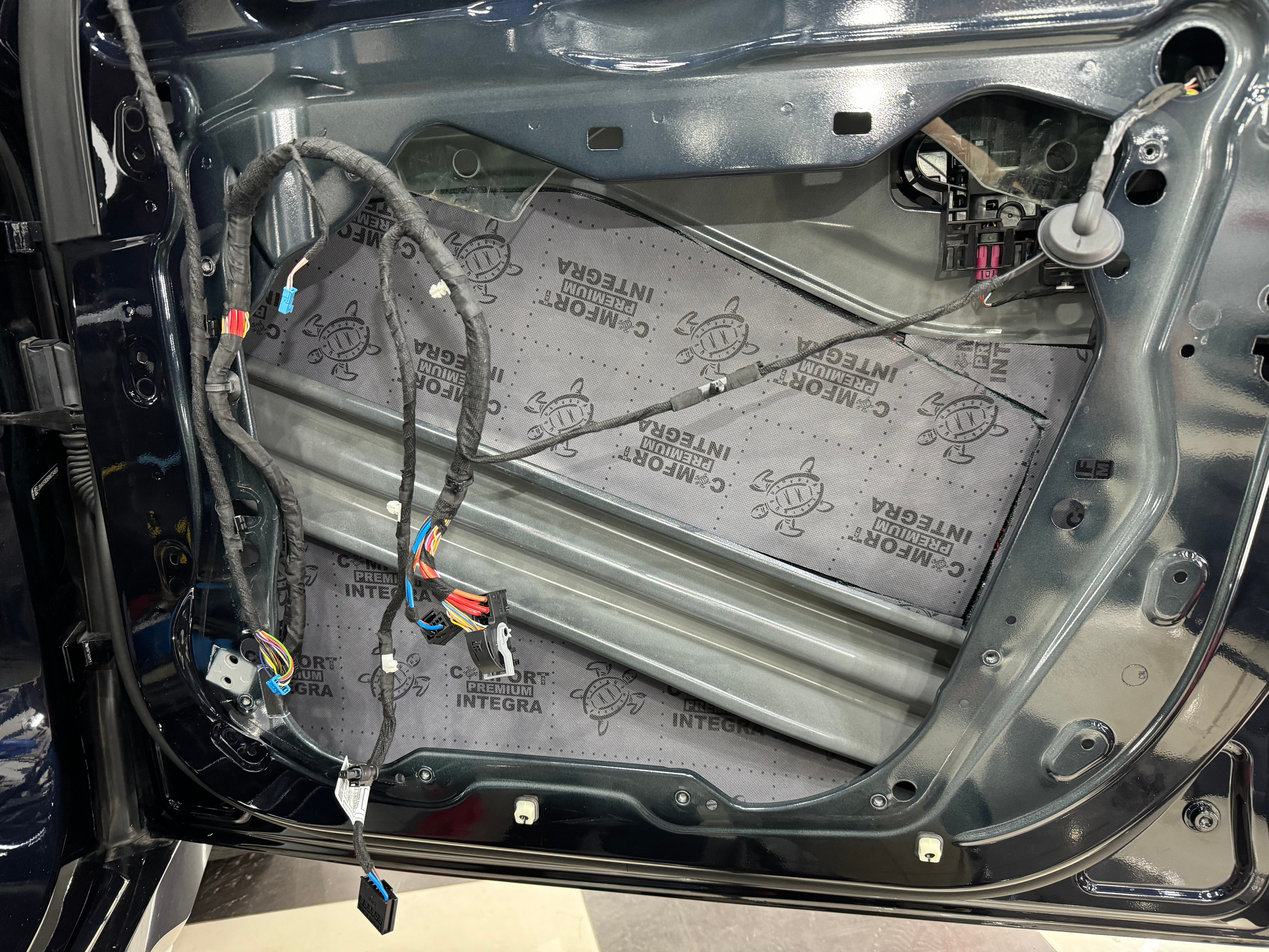 Сделать шумоизоляцию. Студия дизайна и оклейки авто Barmaley Design