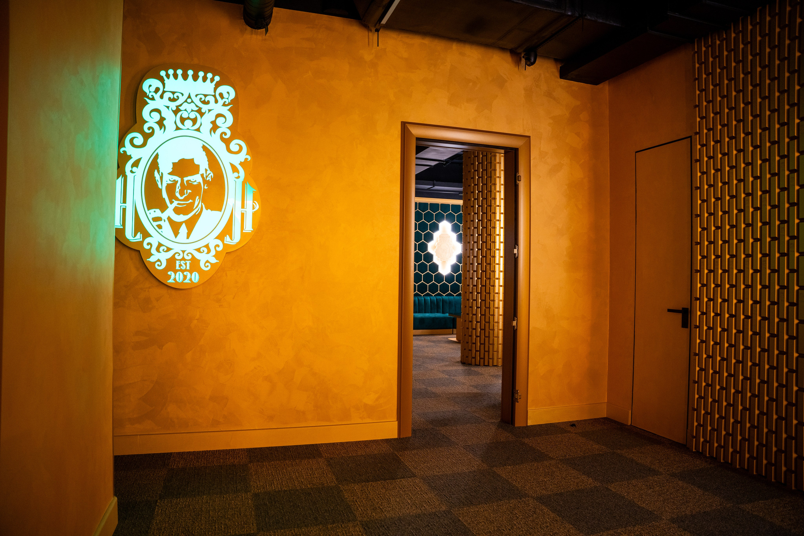 Фотосъемка интерьера стриптиз-клуба Hefner — элитный клуб Краснодара. Интерьерная фотосъемка клуба Hefner в Краснодаре — профессионально. Шедевры для Вас! Фотограф и Видеограф в Краснодаре Пахиев Руслан