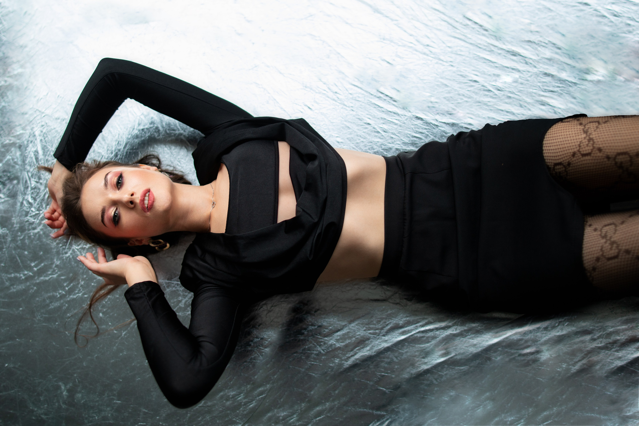 Студийный фотосет с Анастасией в минимальном интерьере в формате для «себя»