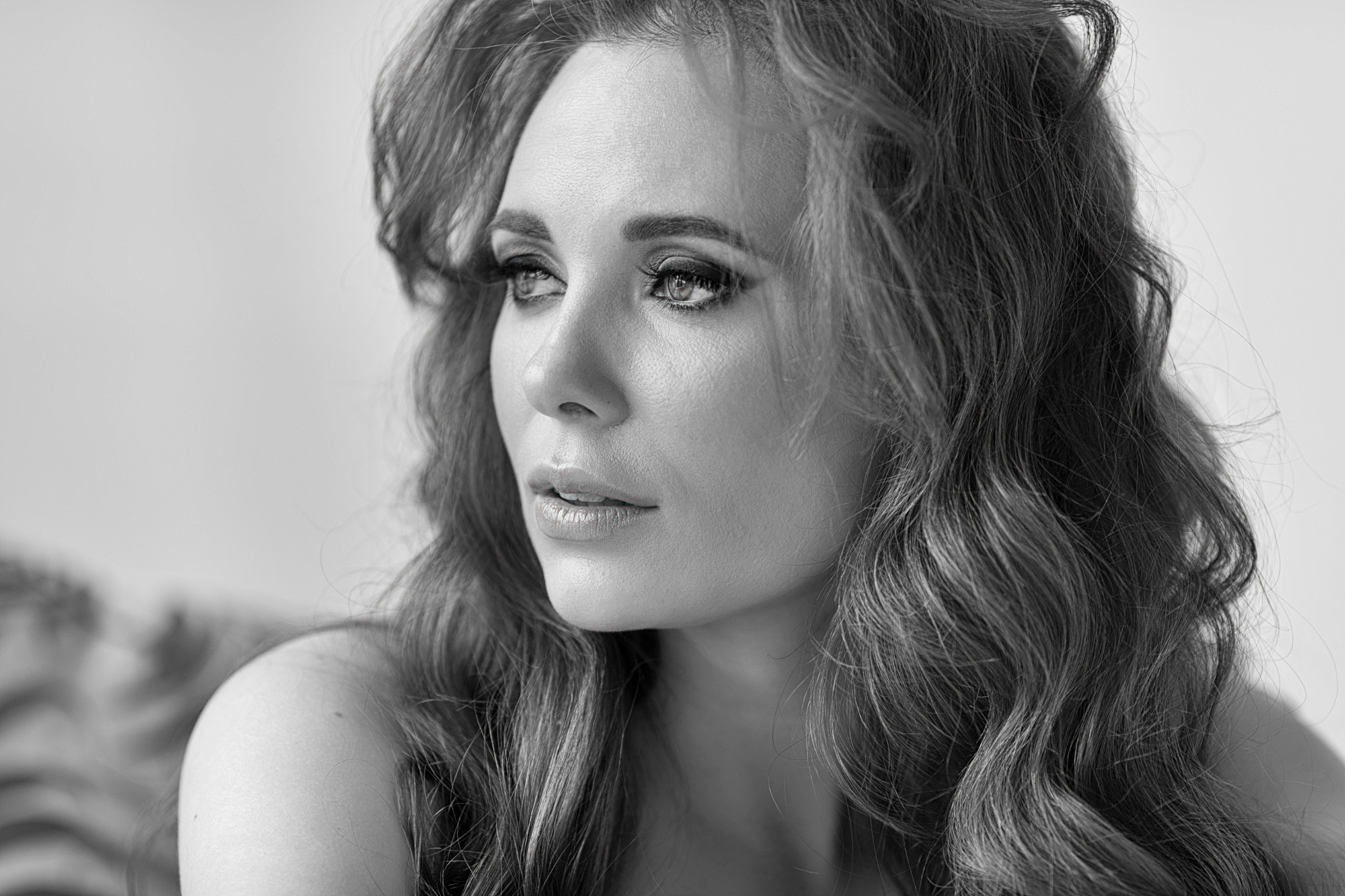 Девушка похожа на Анджелину Джоли 