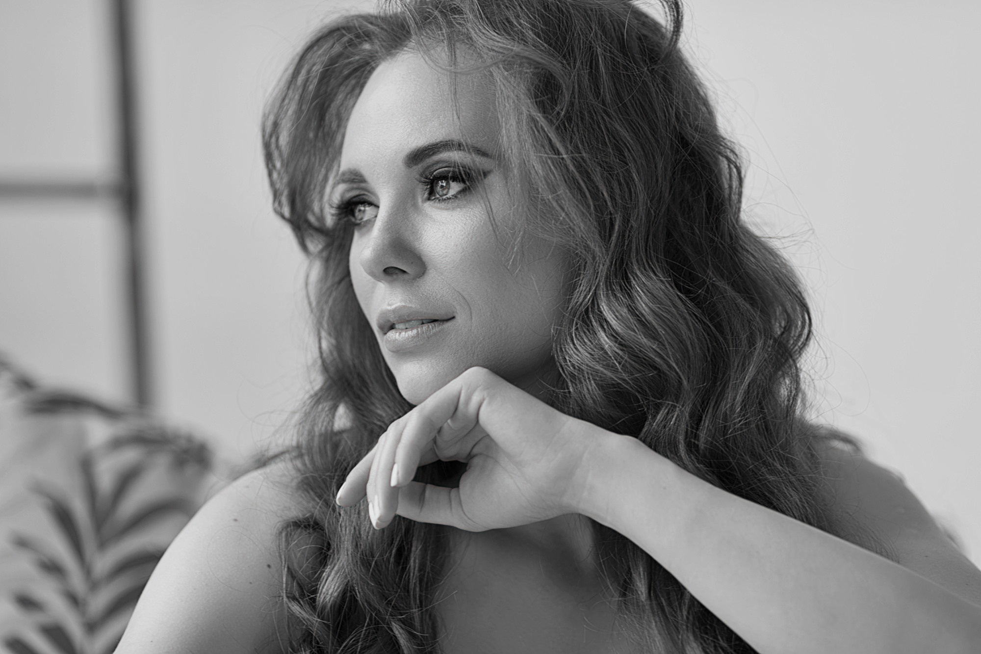 Женский портрет студийная съемка черно-белая фотография 