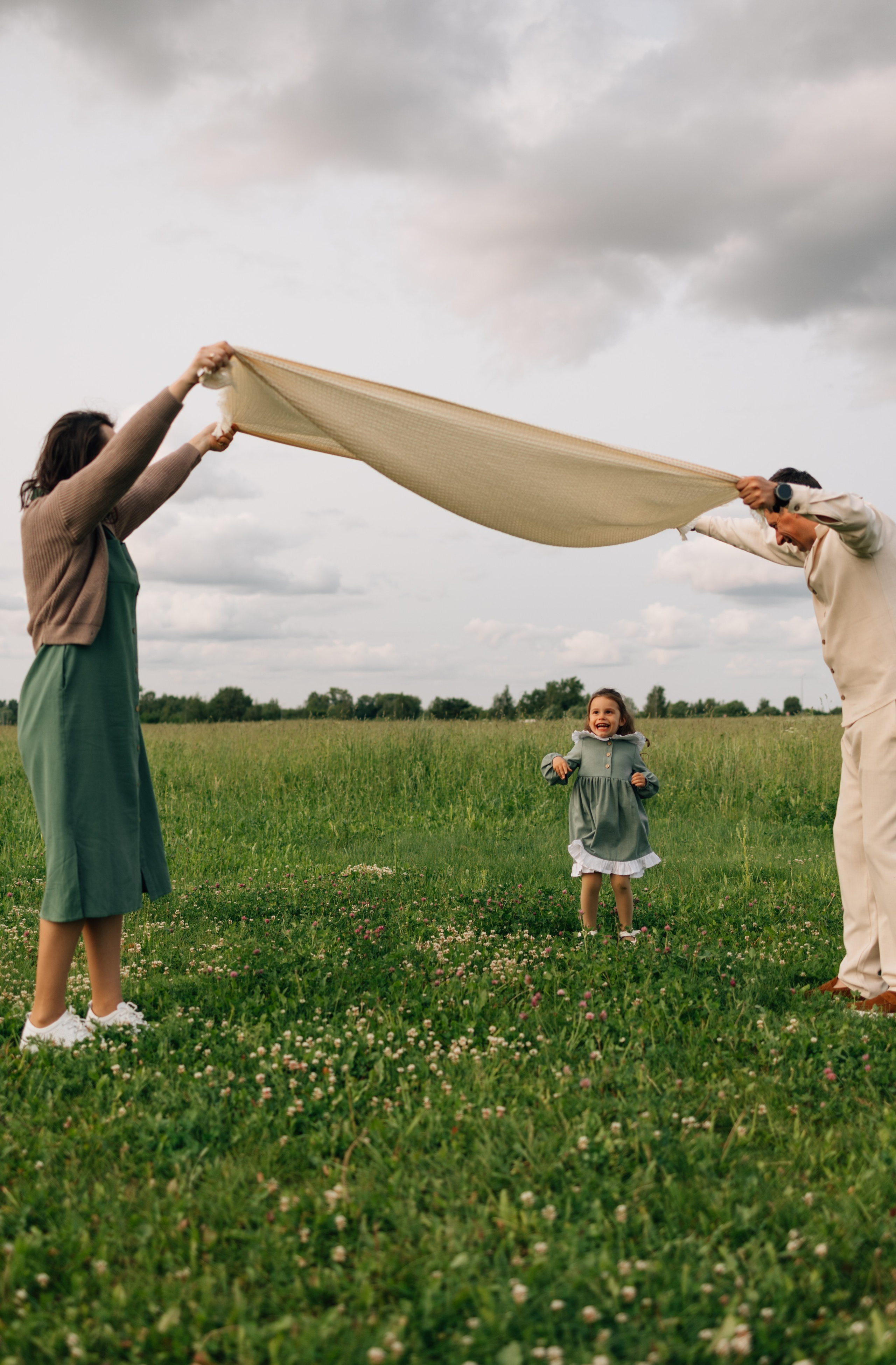 Анна, Марчелло, Настенька и Влада в поле. Фотограф Москва Светлана Кирюшина