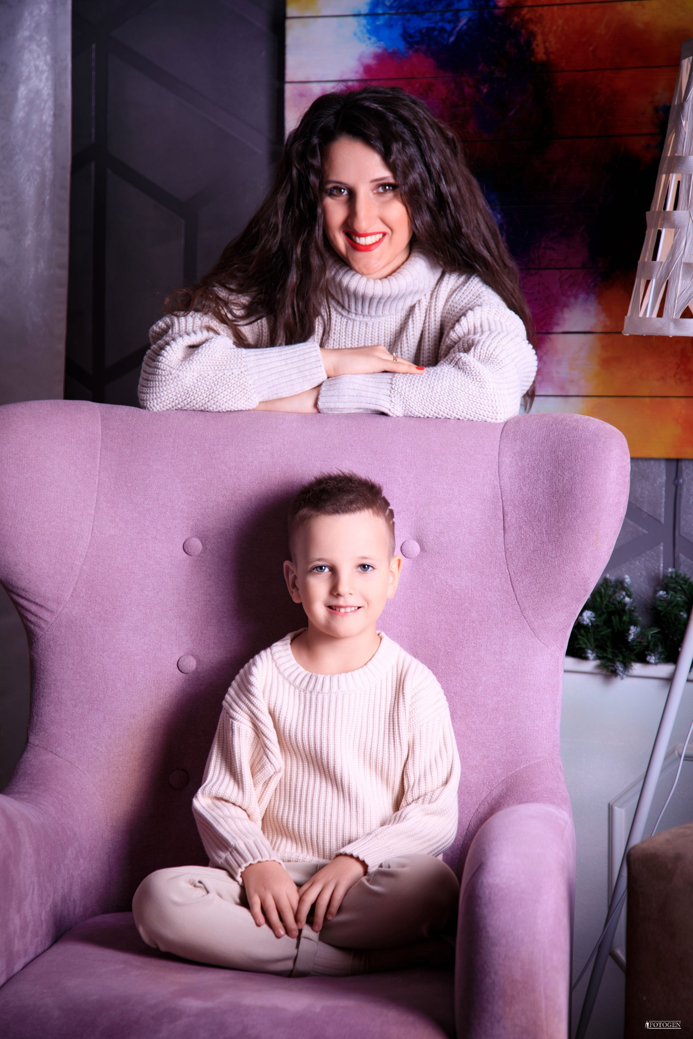 Семейная фотосессия: мама с детьми | Портфолио Fotogen. Интерьерная фотостудия FOTOGEN г. Краснодар