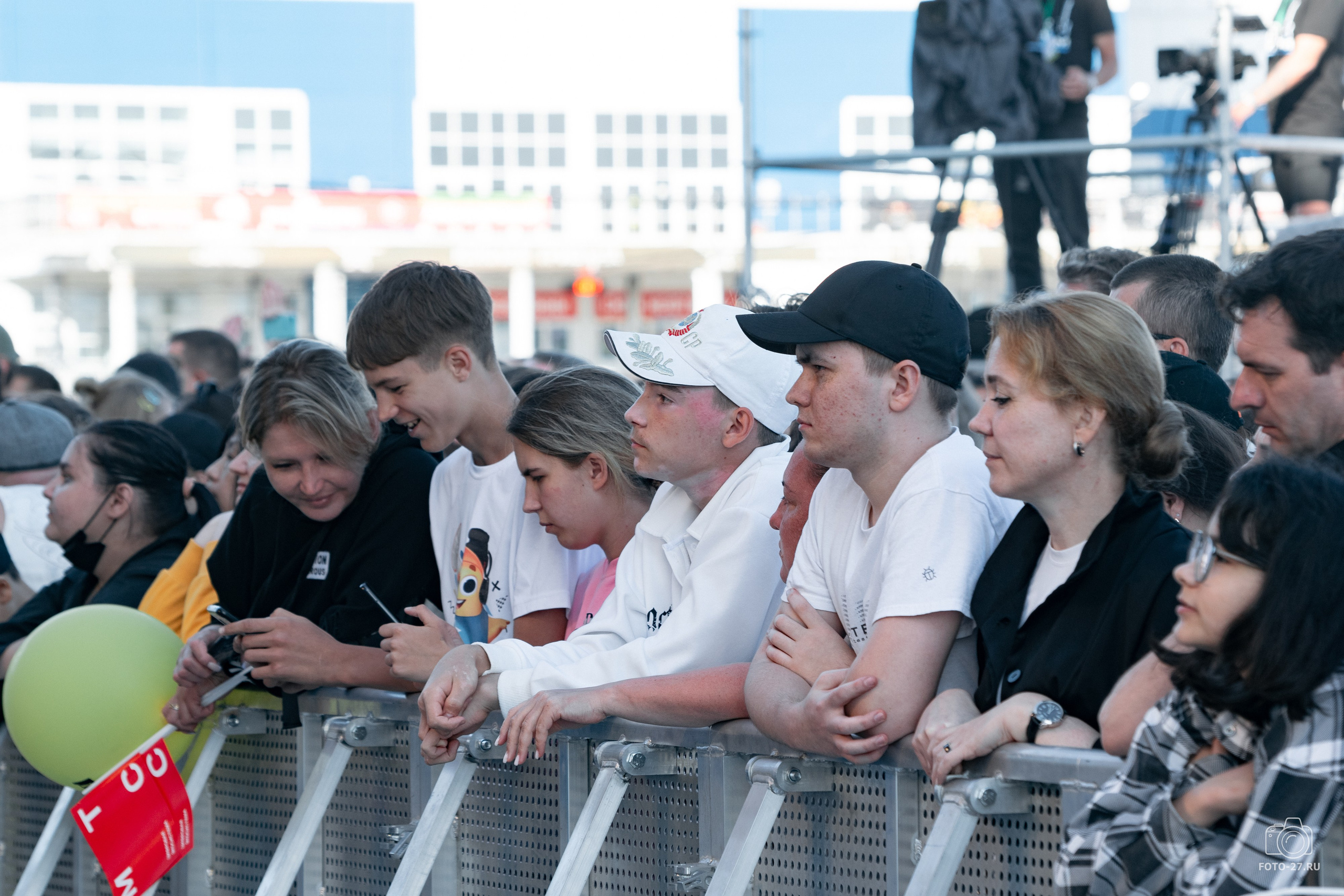 Антон Курдюмов фотограф в Хабаровске Рина Курдюмова фото27 foto27 Антон Дорофеев репортажный репортаж документалист Тони и Рина фотосоздатели ПаПаРоК Рок над Амуром 2024 фестиваль Хабаровск