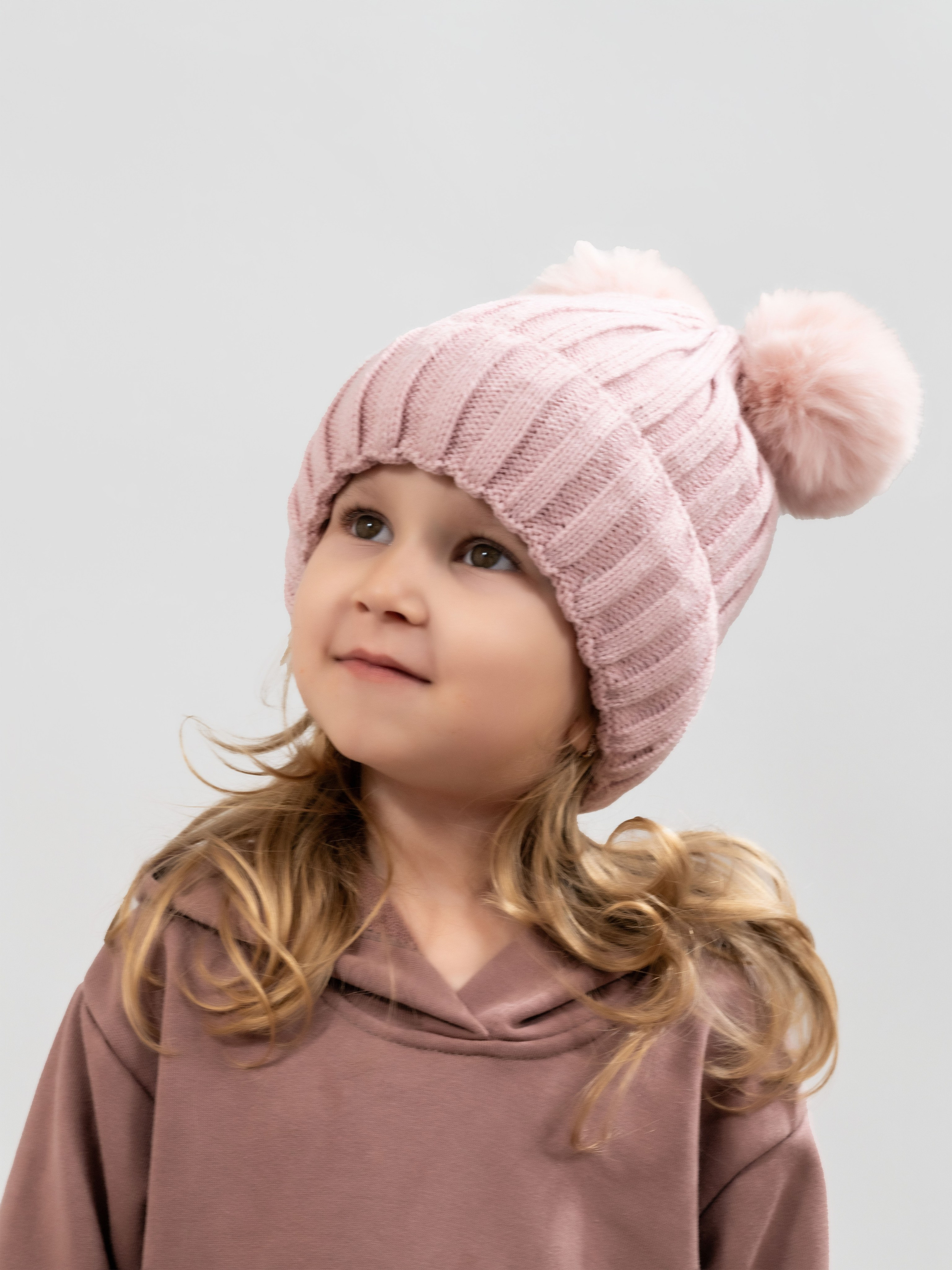 Детские шапочки, съемка для маркетплейсов, модельная съемка. Олейник Денис — предметный фотограф, фотограф для маркетплейсов в Казани