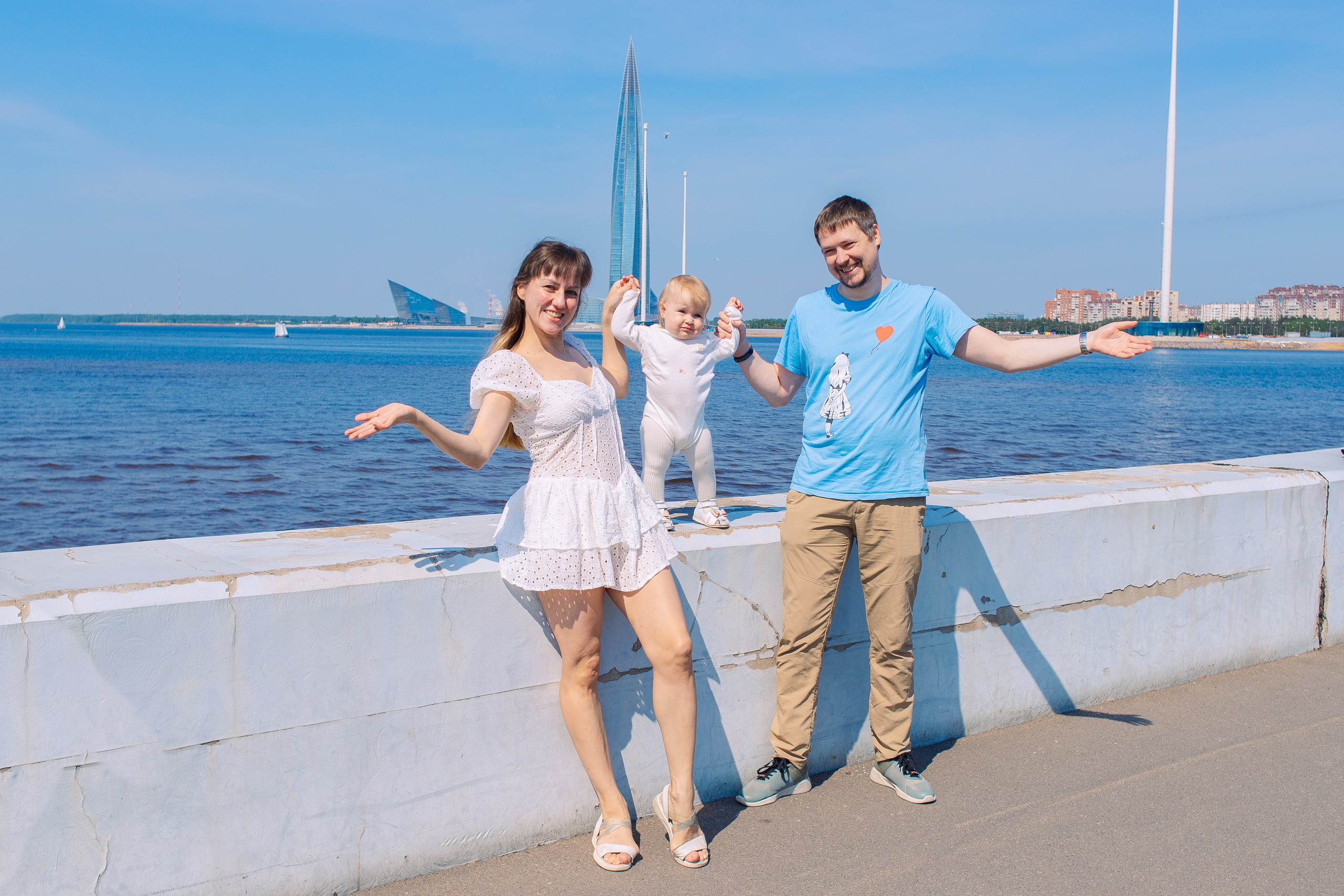 Семейная фотосессия летом в солнечный день в Санкт-Петербурге с видом на Лахту. Фотограф в Санкт-Петербурге, Анна Скворцова