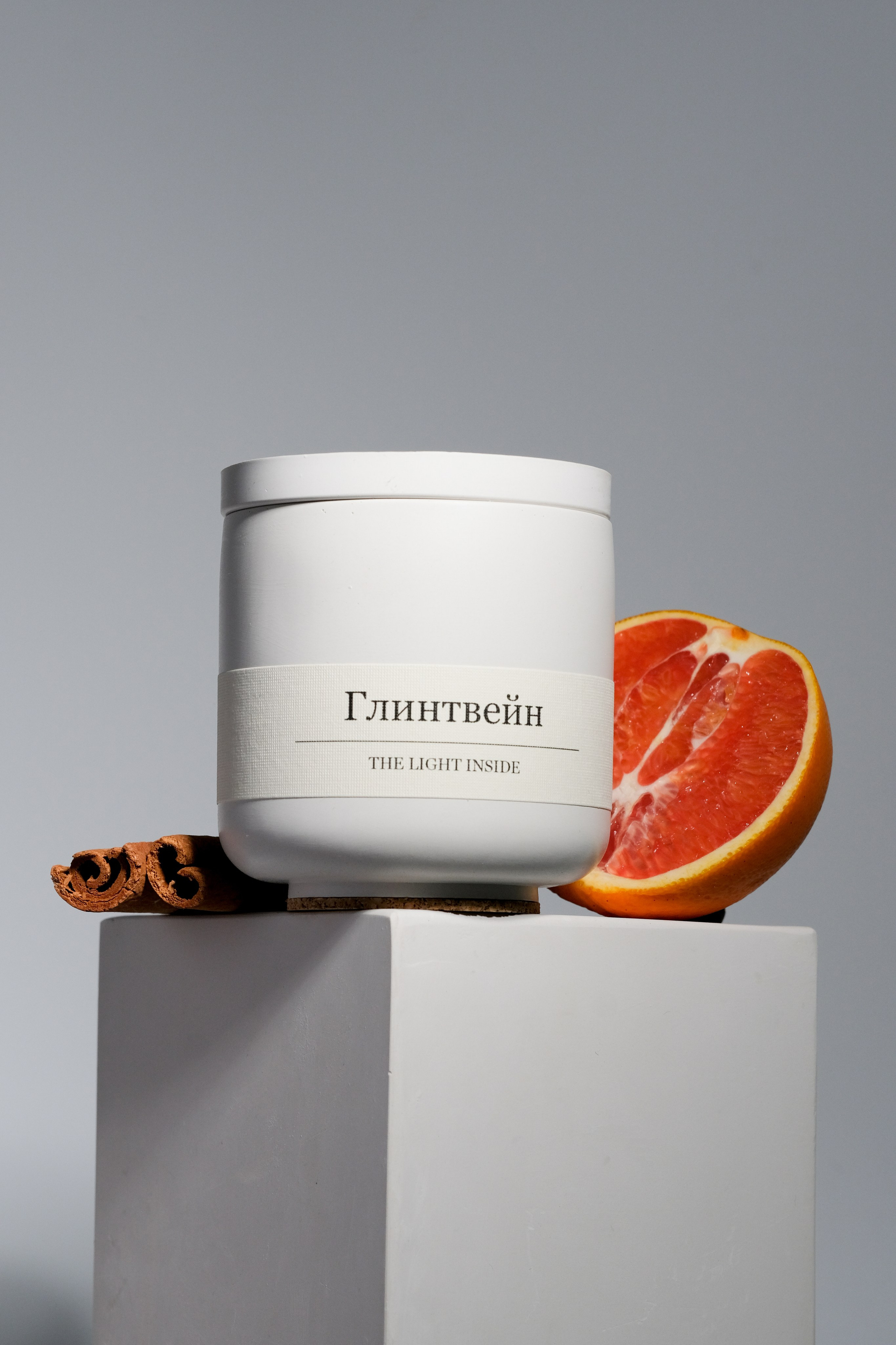 Фотография свечи глинтвейн с апельсном на белом фоне 