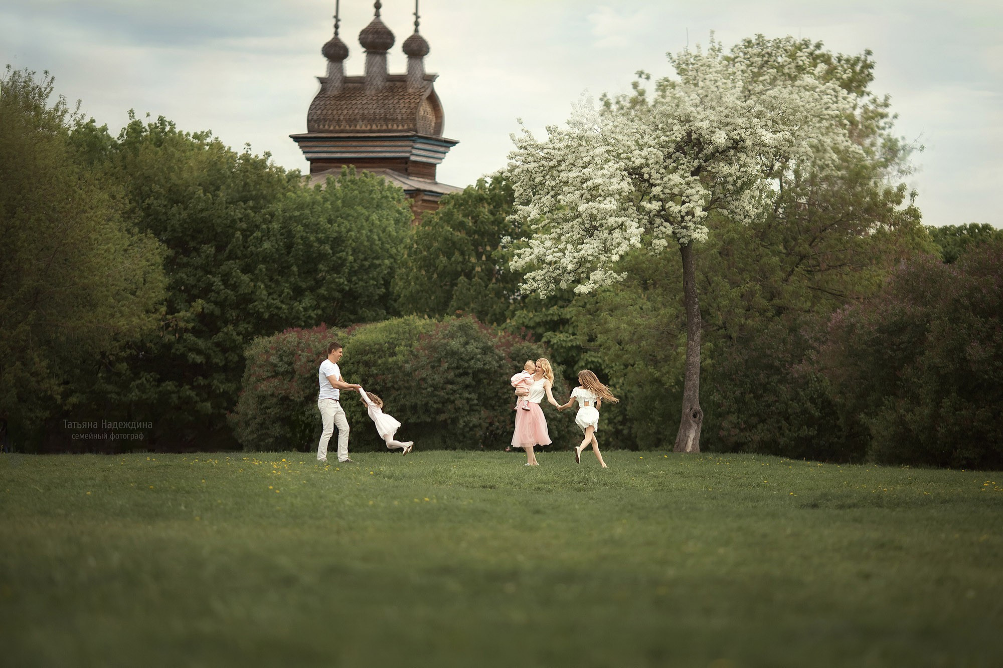 Счастье в цветущих садах. Tatyana Nadezhdina Family photographer