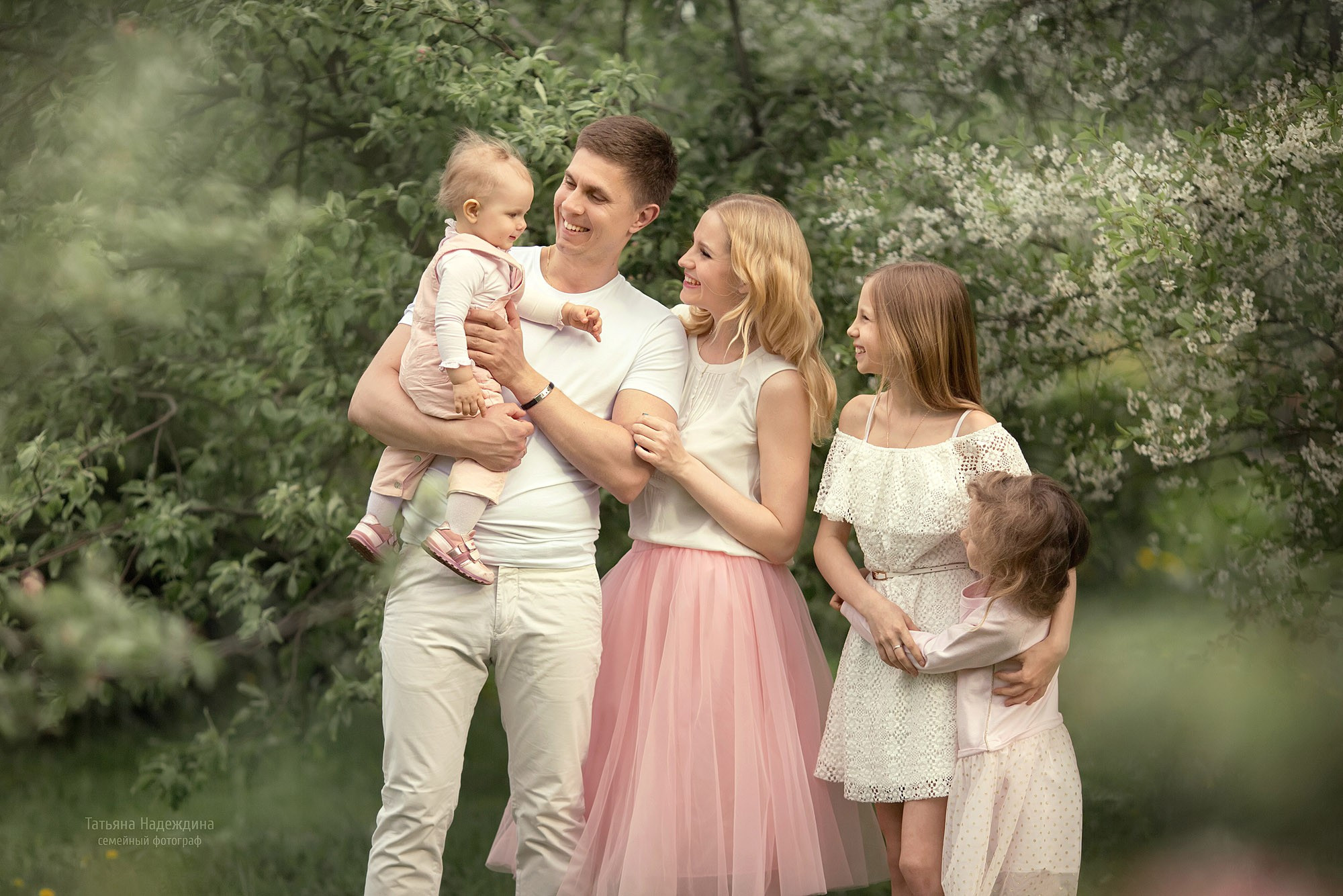 Счастье в цветущих садах. Tatyana Nadezhdina Family photographer