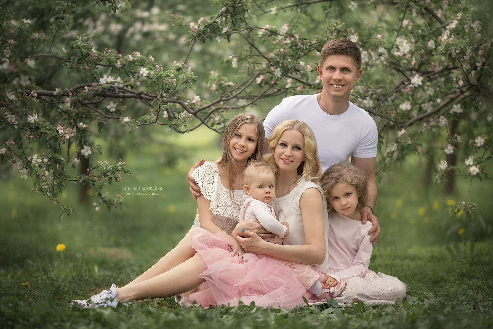Счастье в цветущих садах. Tatyana Nadezhdina Family photographer