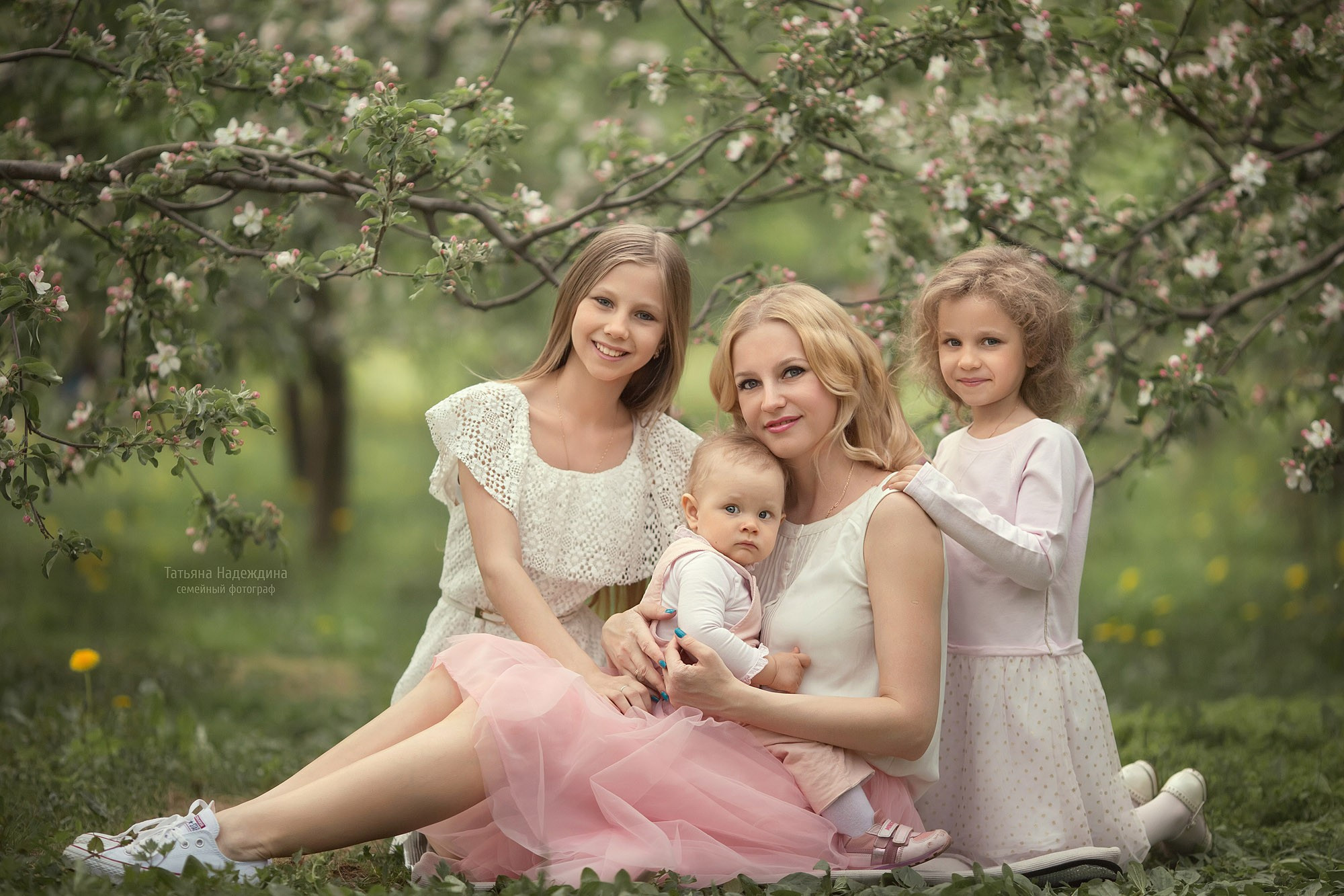 Счастье в цветущих садах. Tatyana Nadezhdina Family photographer