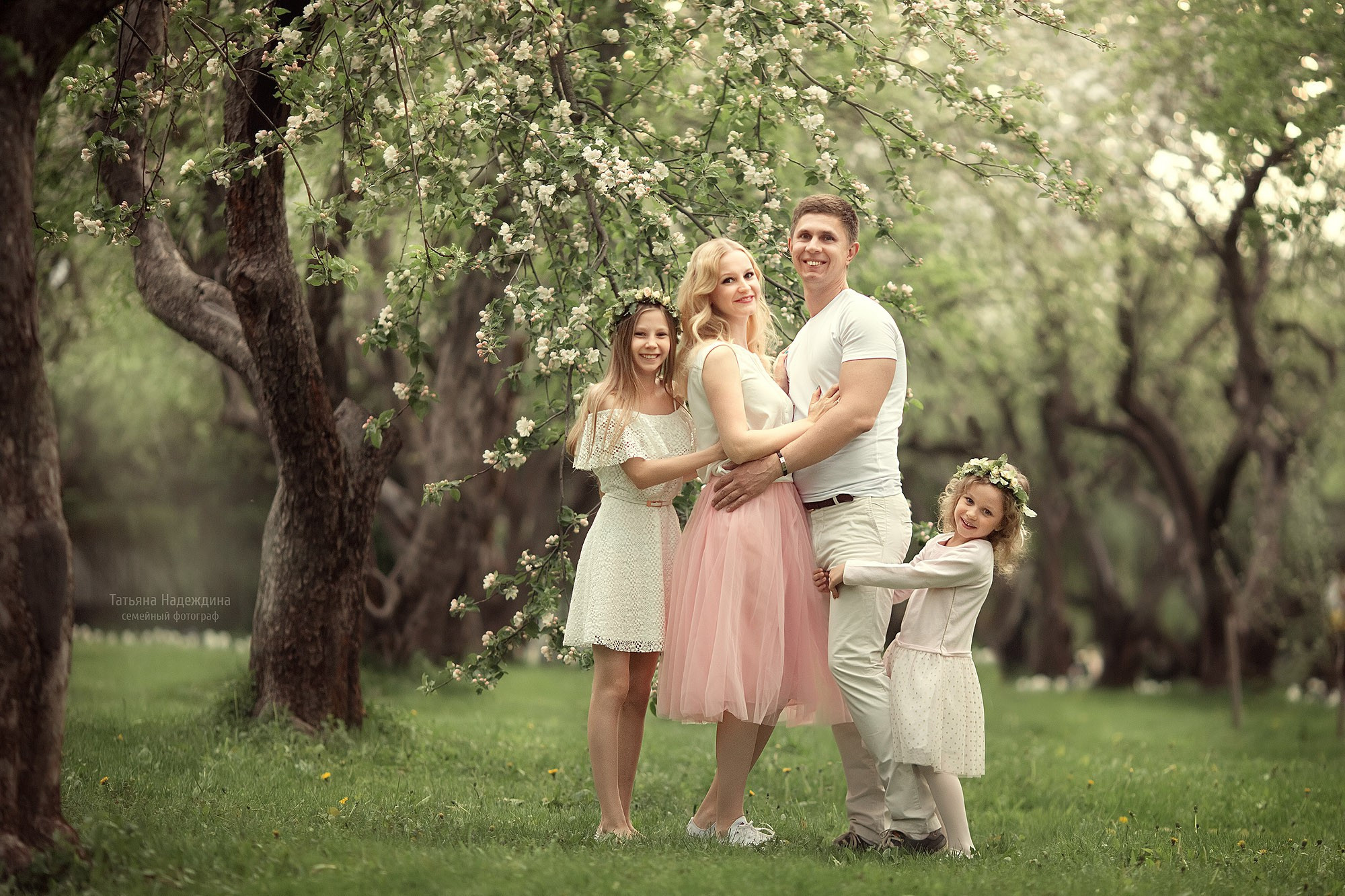 Счастье в цветущих садах. Tatyana Nadezhdina Family photographer
