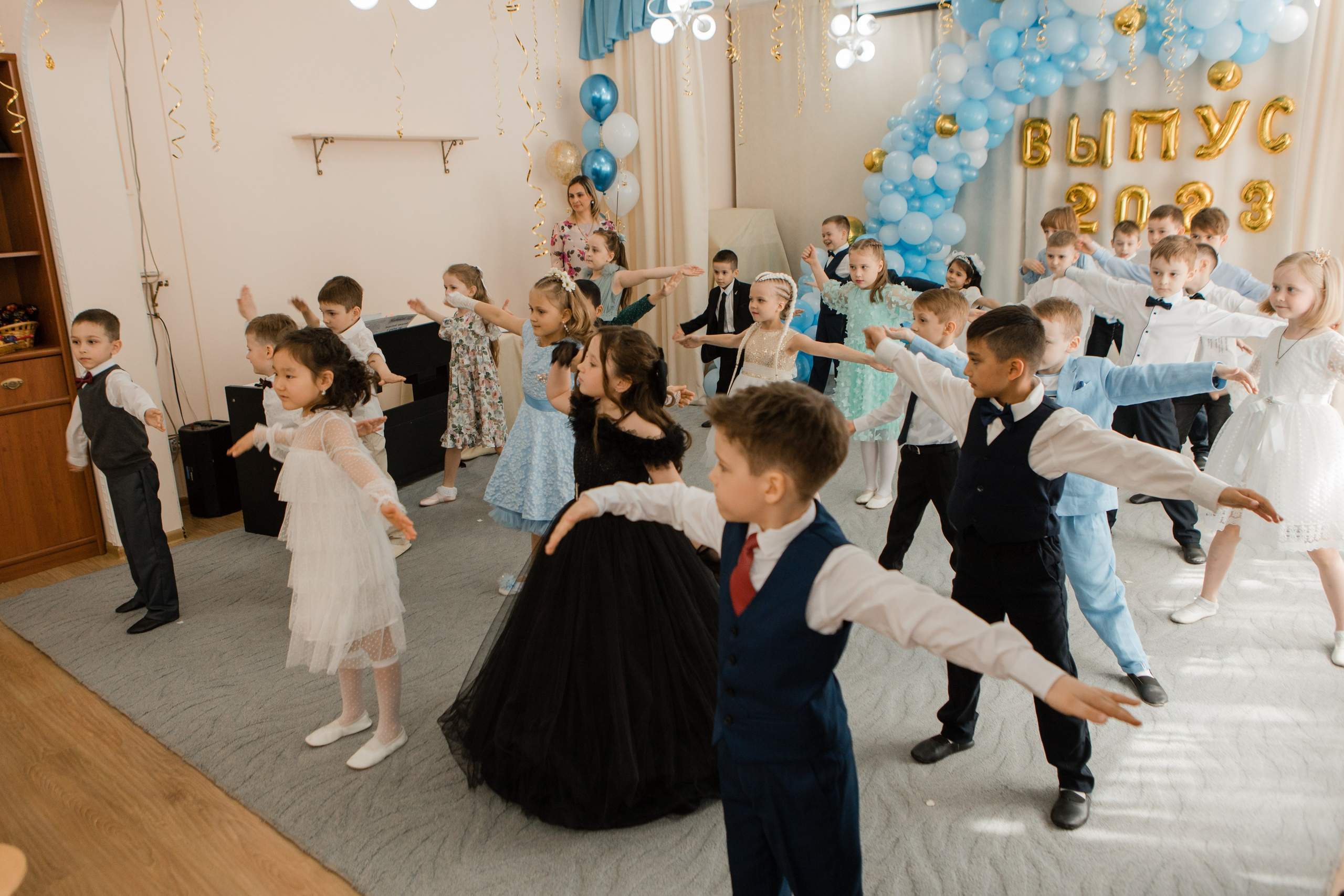 Фотосъемка выпускного в детском саду. Видеосъемка и фотосъемка свадеб. Фотограф и оператор на свадьбу. Видеосъемка подкастов, собственная видео-фотостудии. Предметная фотосъемка