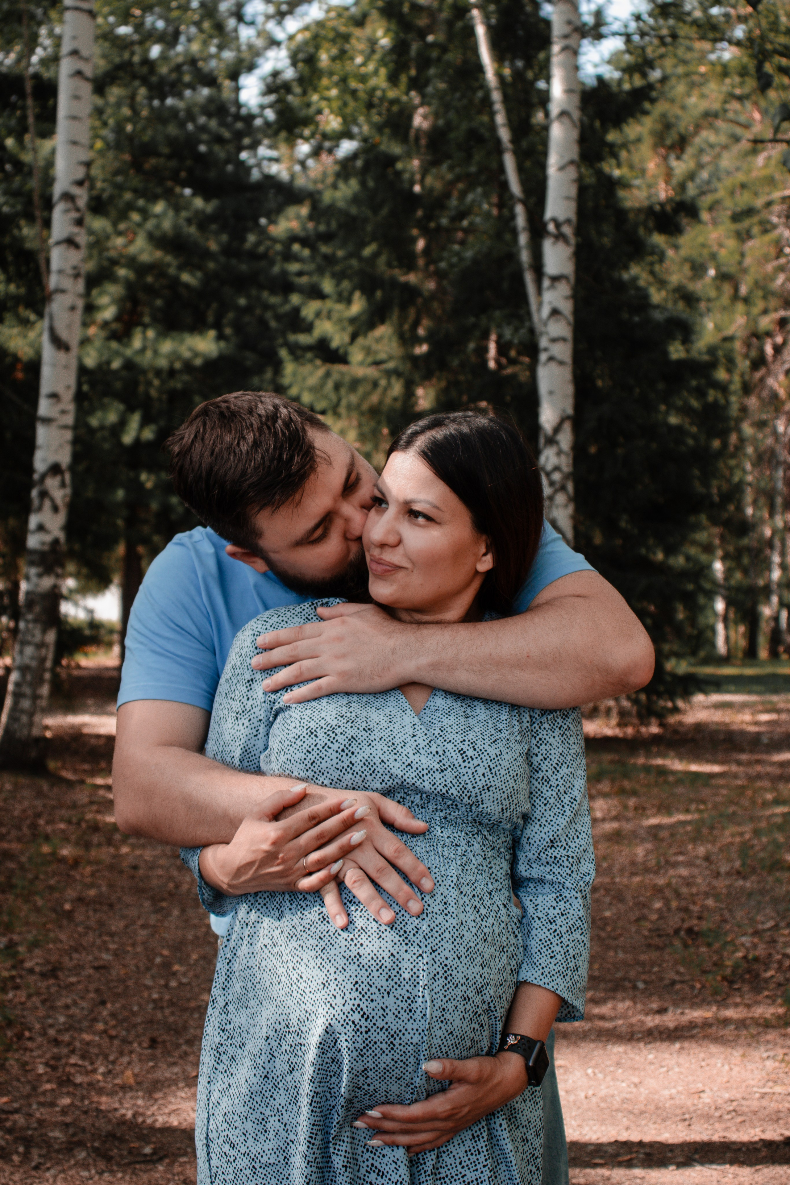 Прогулочная природная фотосессия беременной девушки с мужем в городе Томск