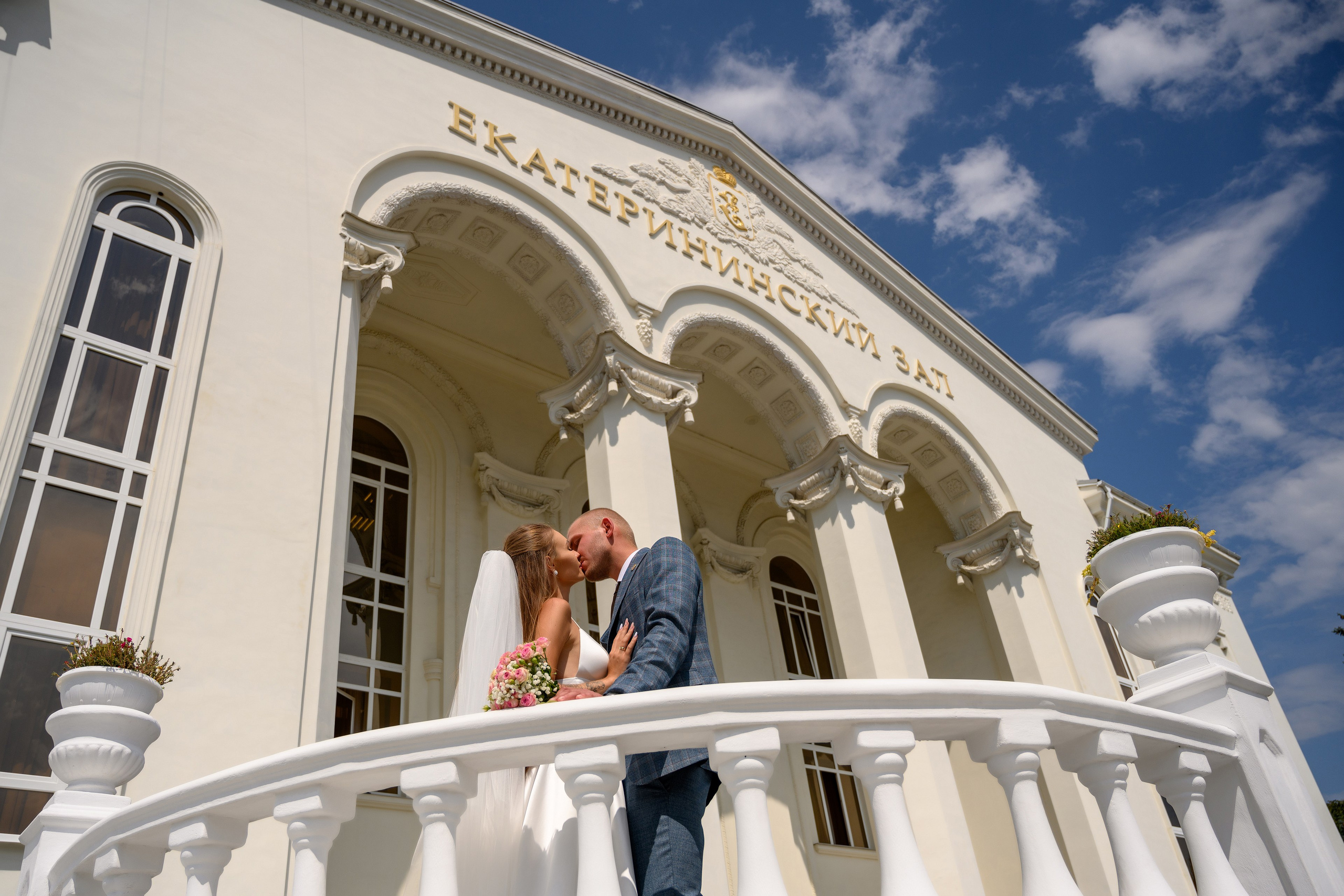 Фото после регистрации брака у Екатерининского зала в Краснодаре