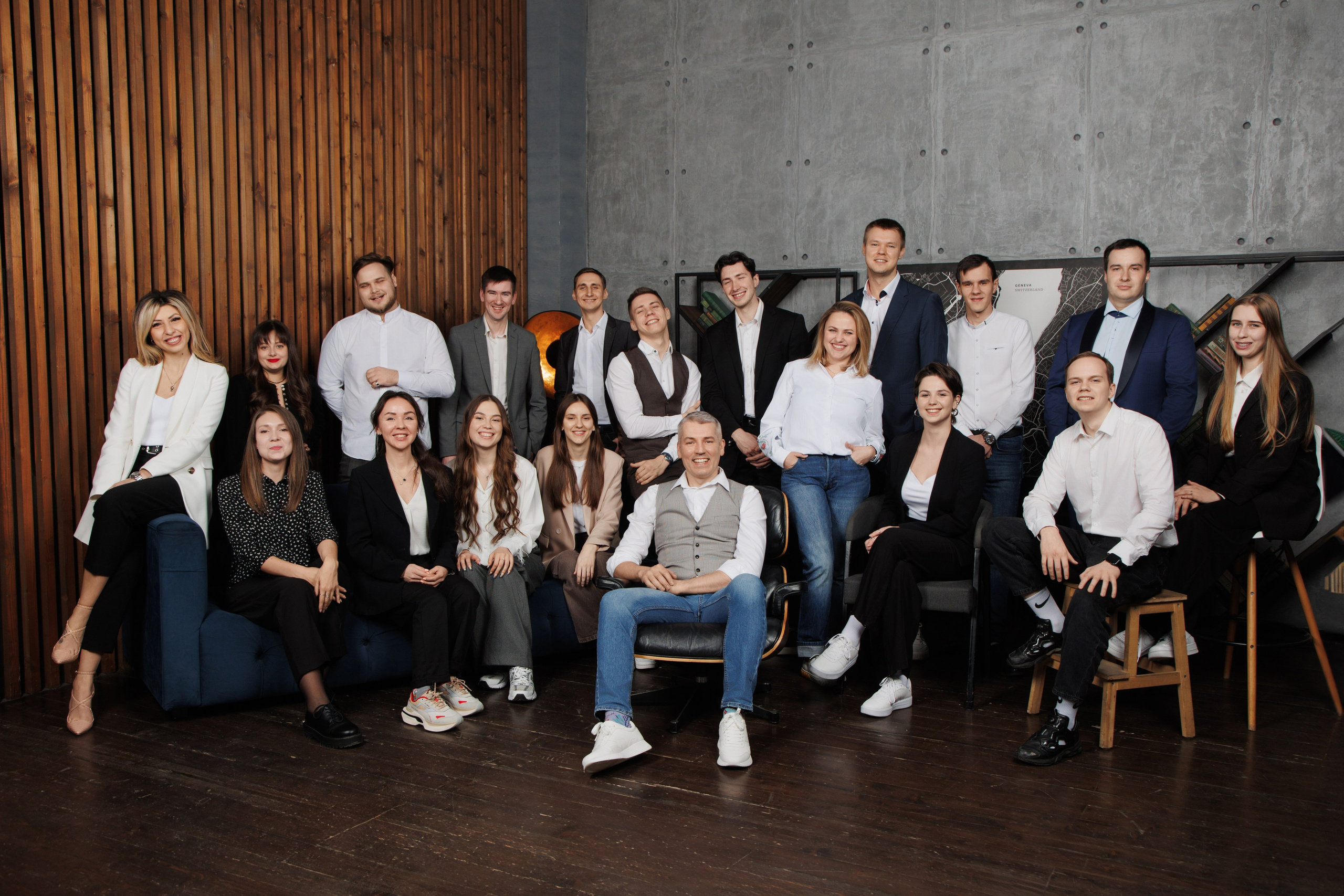 Масштабная групповая фотография коллектива компании в студии.