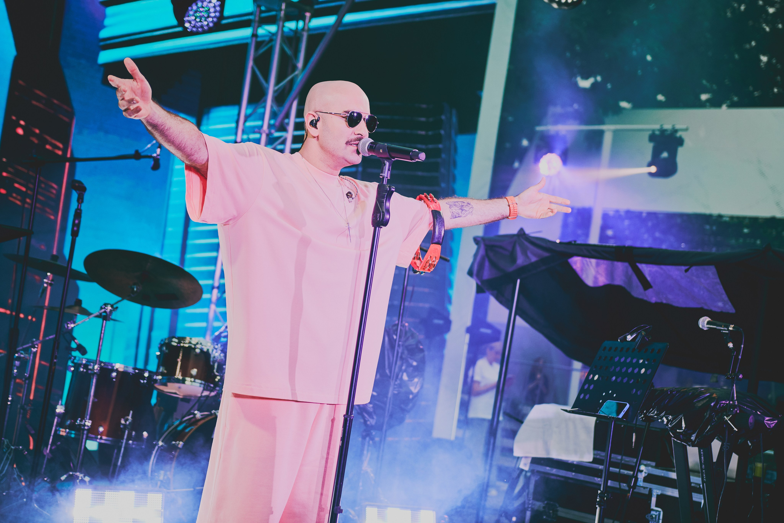 Съёмка с концерта МОТа: толпа фанатов и артист. Шилов Арсений — репортажный фотограф в Москве