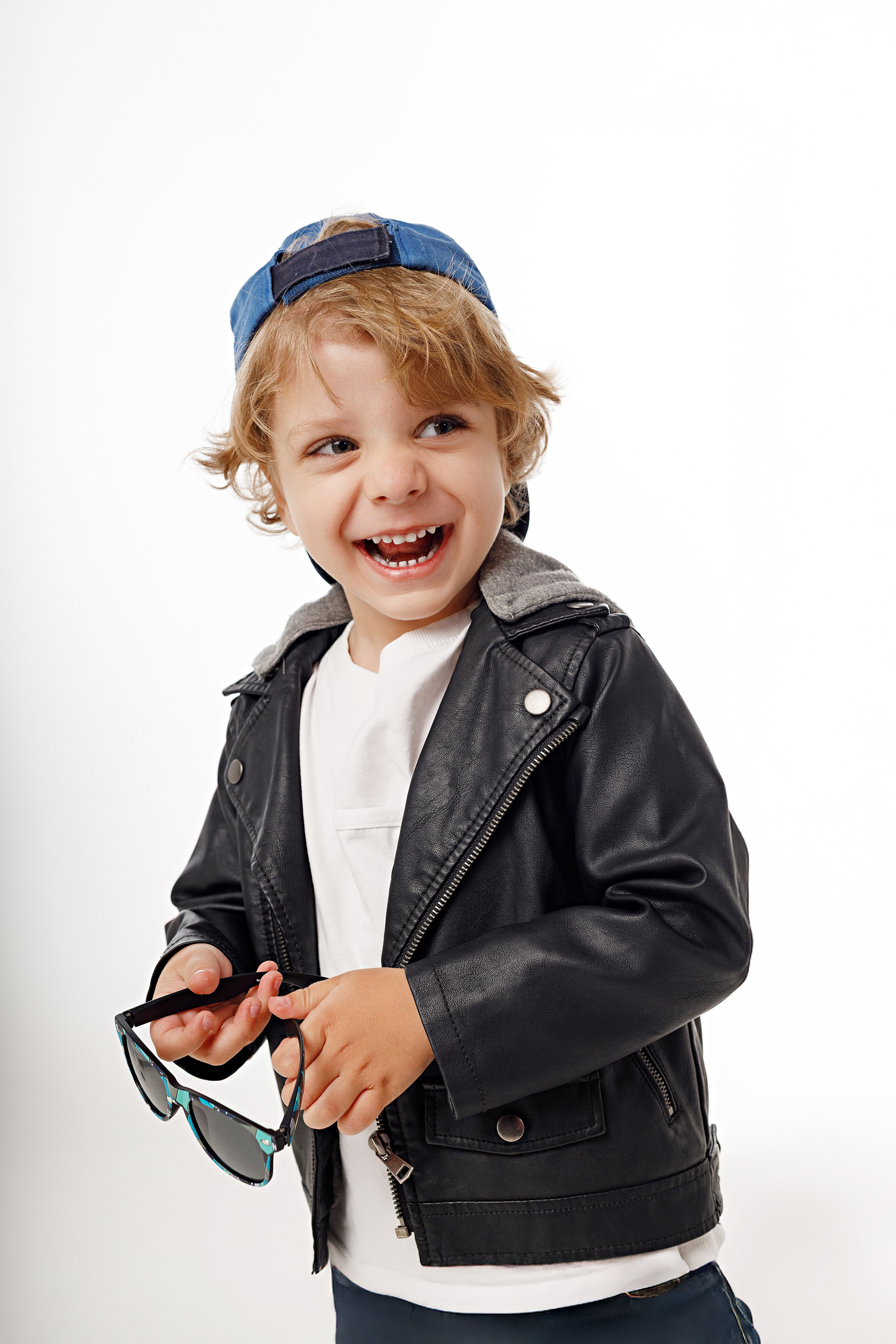 Фотосессия братьев в Сочи от детского фотографа. Детский студийный фотограф Сочи