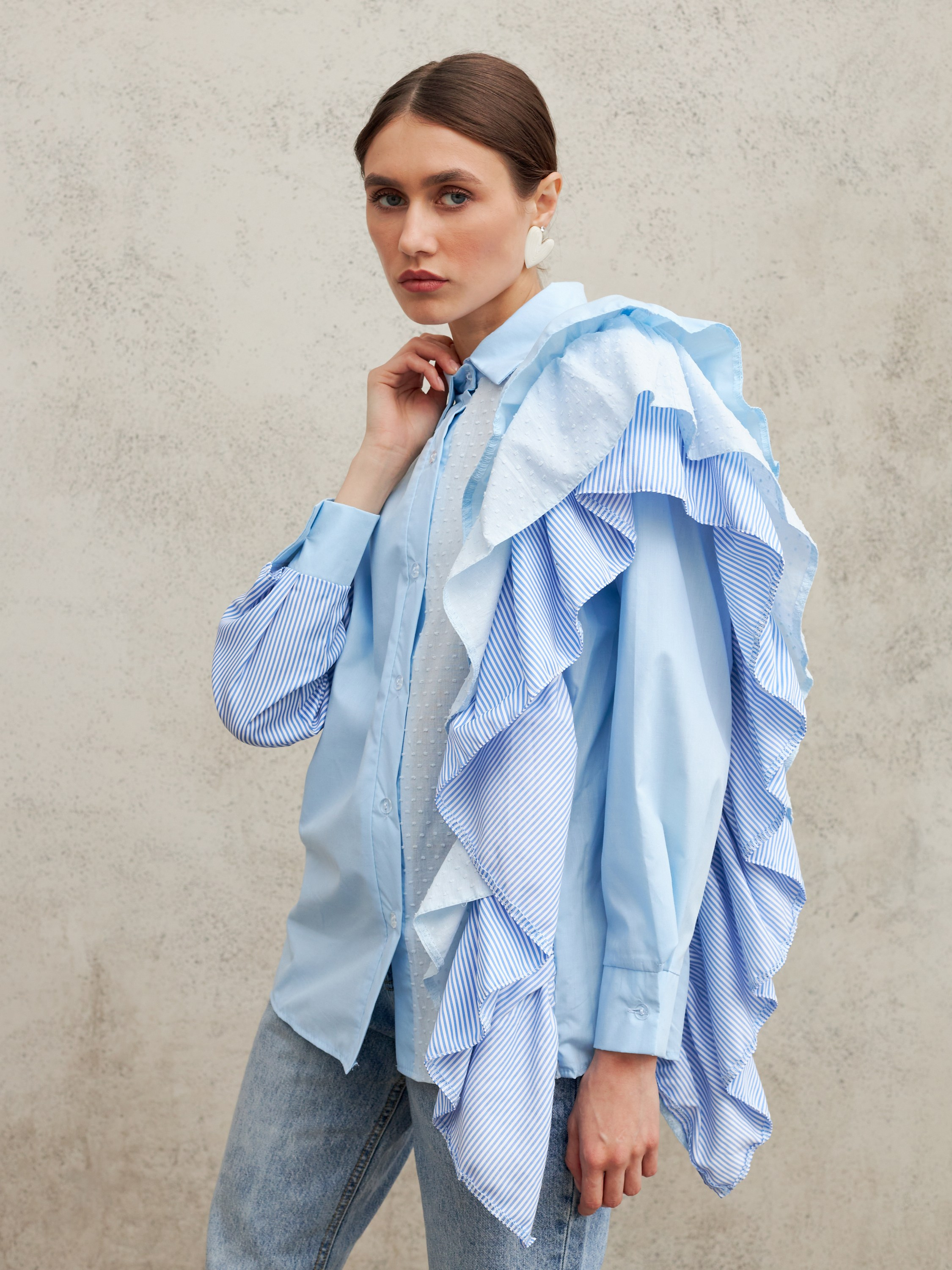 Фотосъемка рубашек с воланами Екатеринбург Wildberries ВБ Ozon Озон фотосессия одежды Екб заказать цена фотосъемка товара WB блузки Екб. Фотограф Екатеринбург Анастасия Жерновская | Маркетплейсы и нейрофото