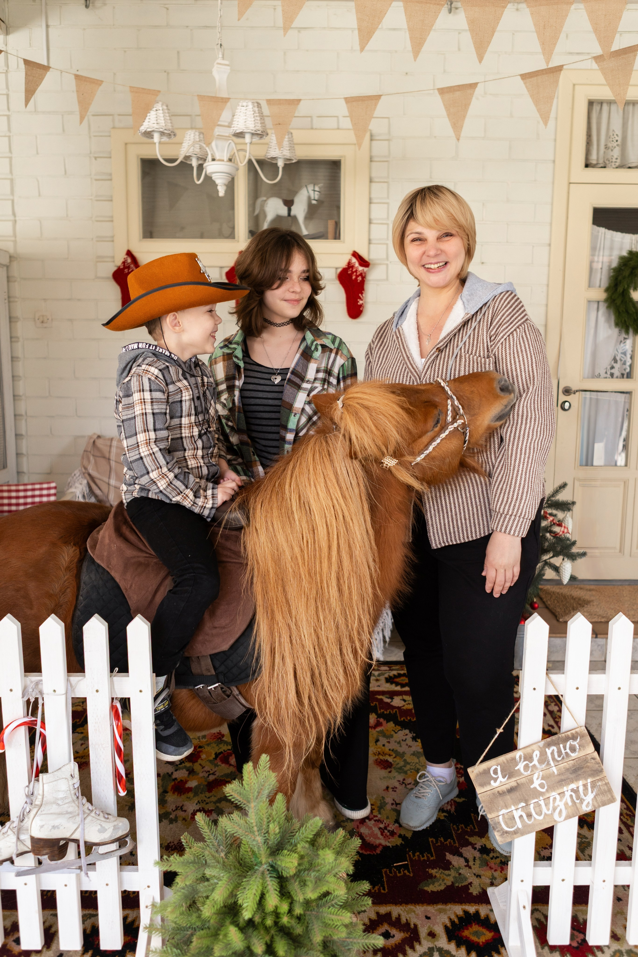 Символ 2026 года «Пони-Бонус». Фотостудия Ольги Сурухановой. Свадебный семейный и детский фотограф в Краснодаре Карина Федоровская