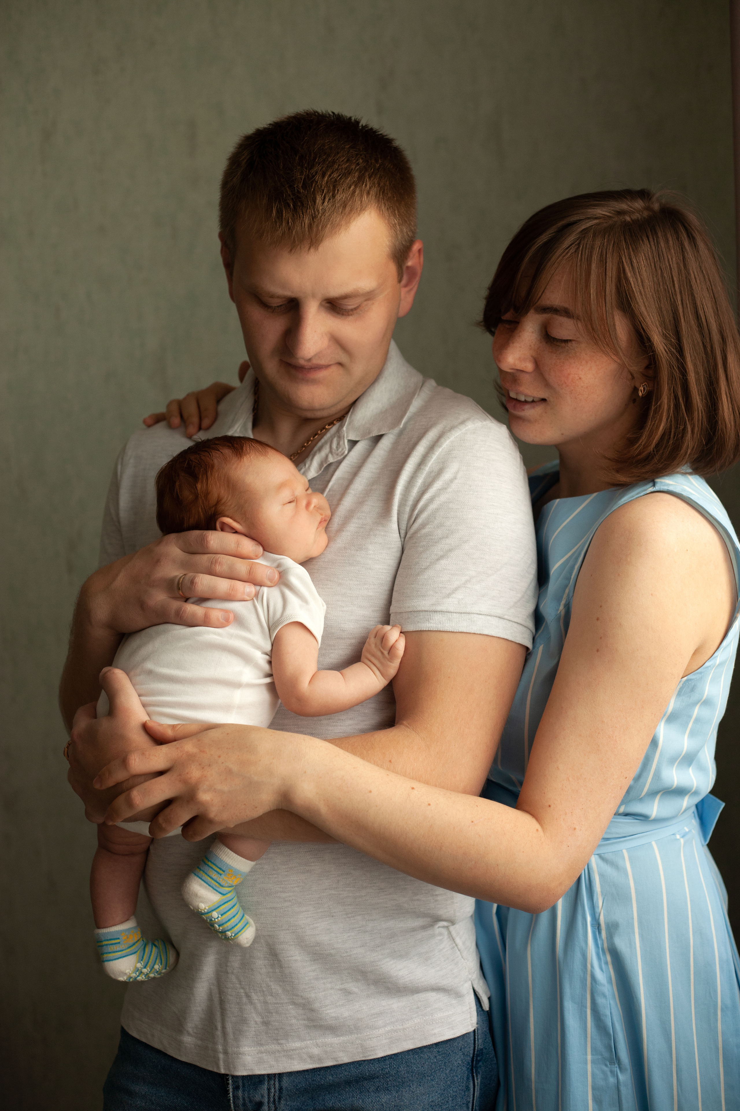 Домашняя фотосессия с новорожденным малышом. Фотограф видеограф Ольга Василевская